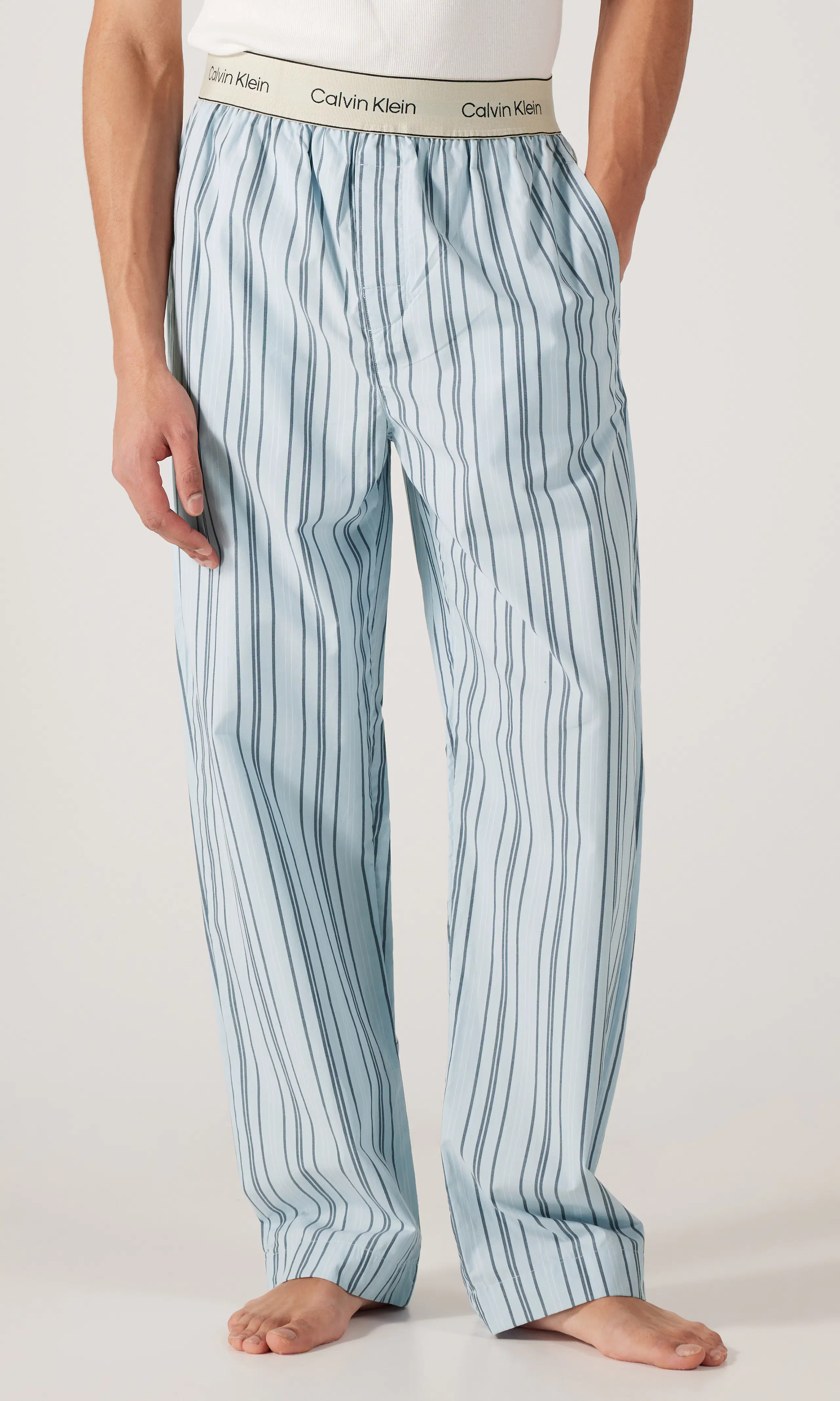 Cotton Poplin Raidalliset Pyjamahousut. Front. Model.