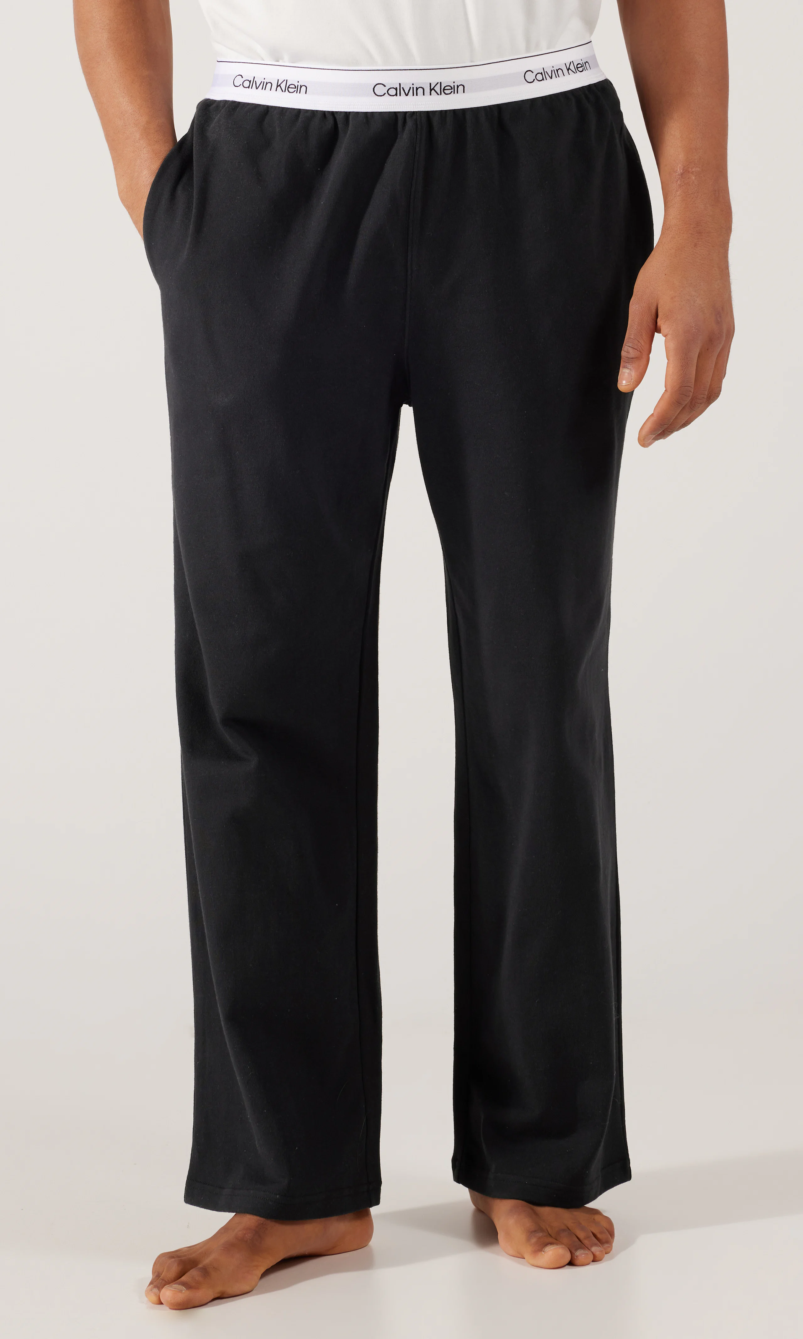 Sleep Pant Mustat Pyjamahousut. Front. Model.