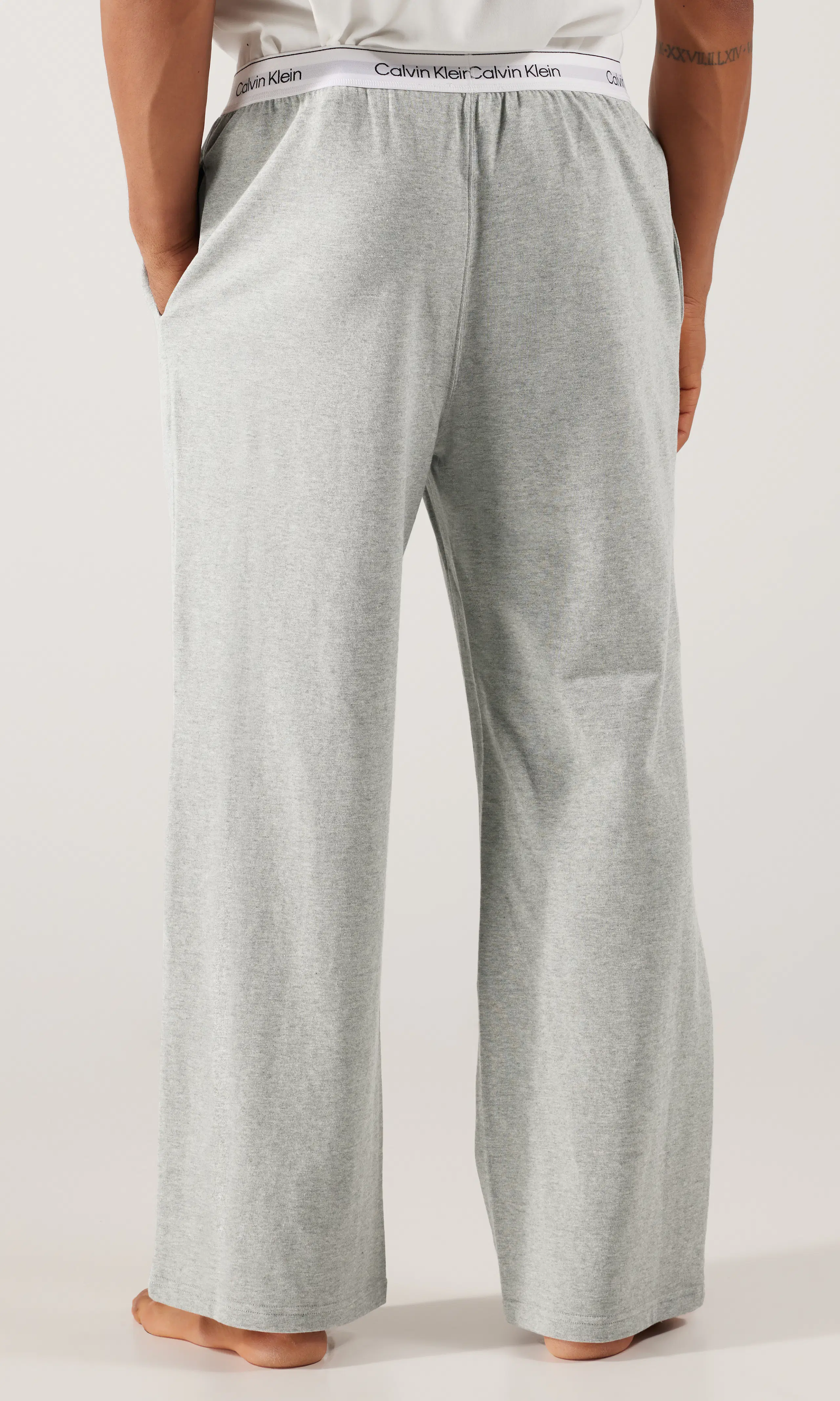 Sleep Pant Icon Vaaleanharmaat Pyjamahousut. Back. Model.