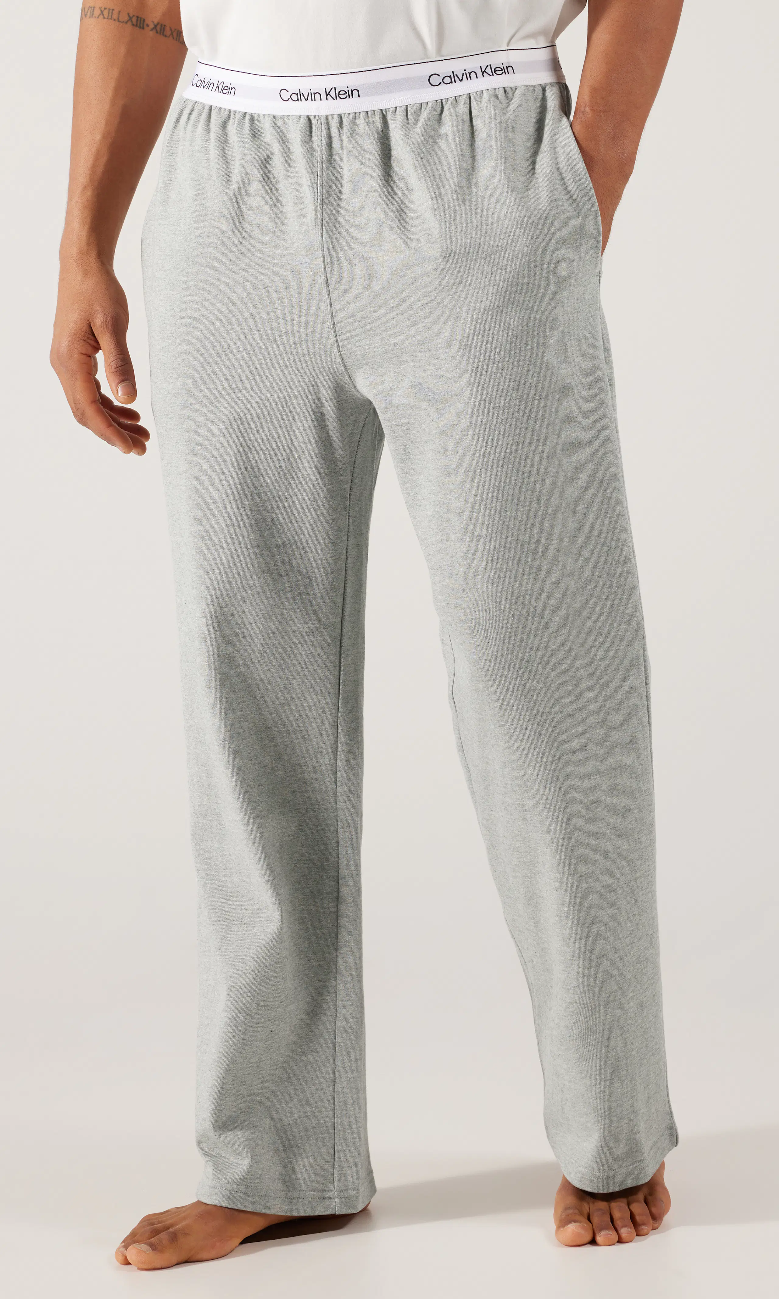 Sleep Pant Icon Vaaleanharmaat Pyjamahousut. Front. Model.