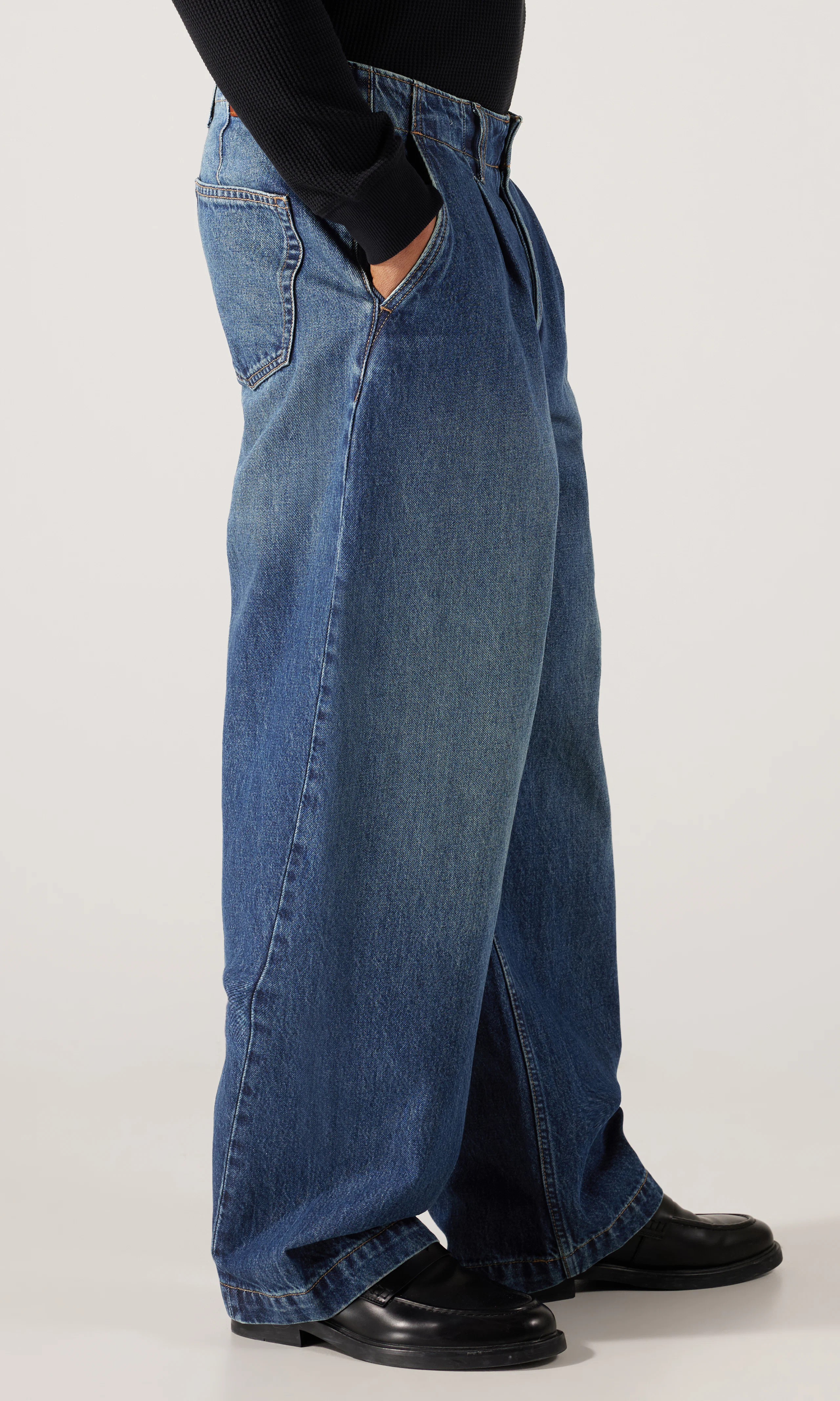 Barrel Benson Mørk Blå Jeans. Front 2. Model.