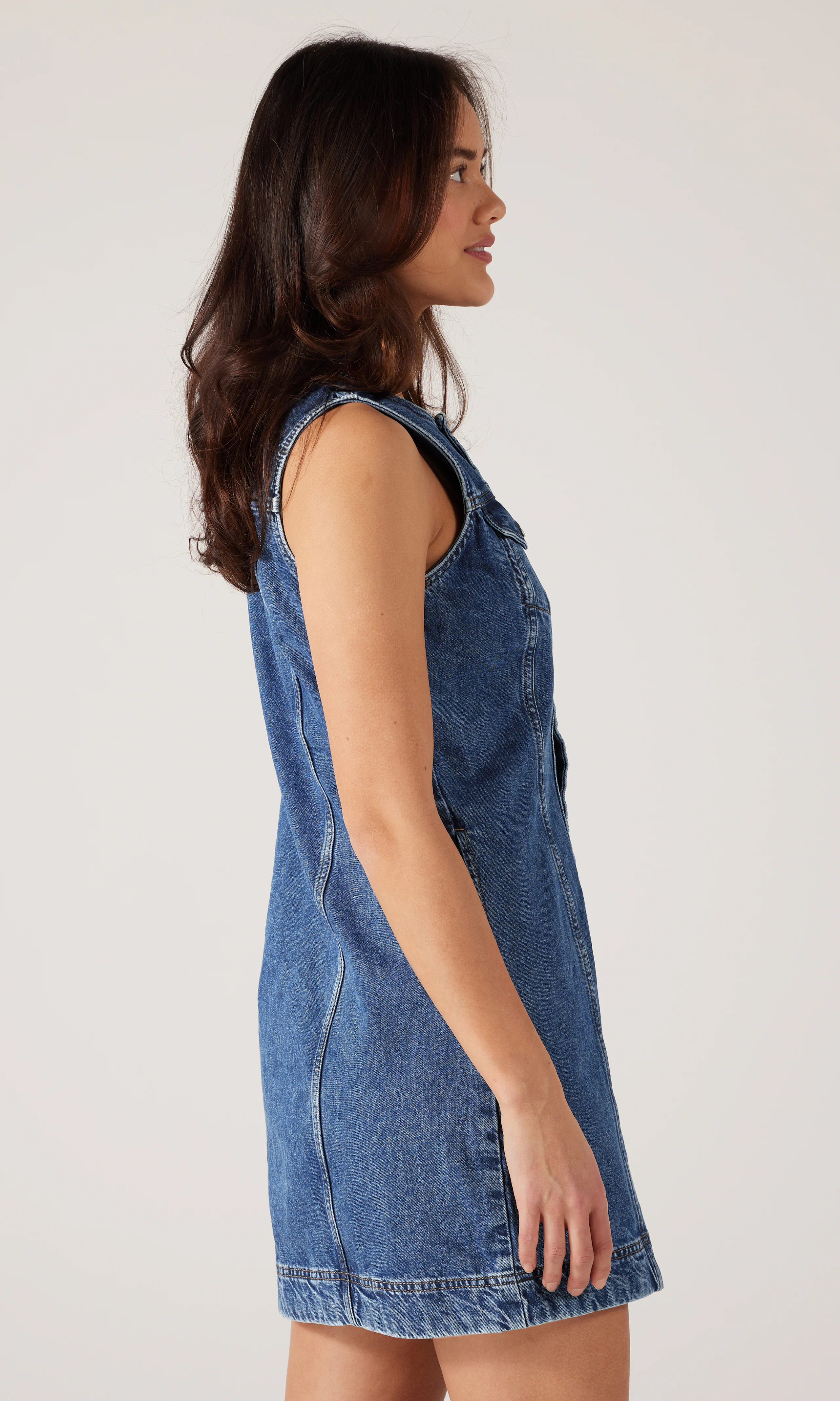 Sleeveless Denim Trucker Mörkblå Klänning. Front 2. Model.