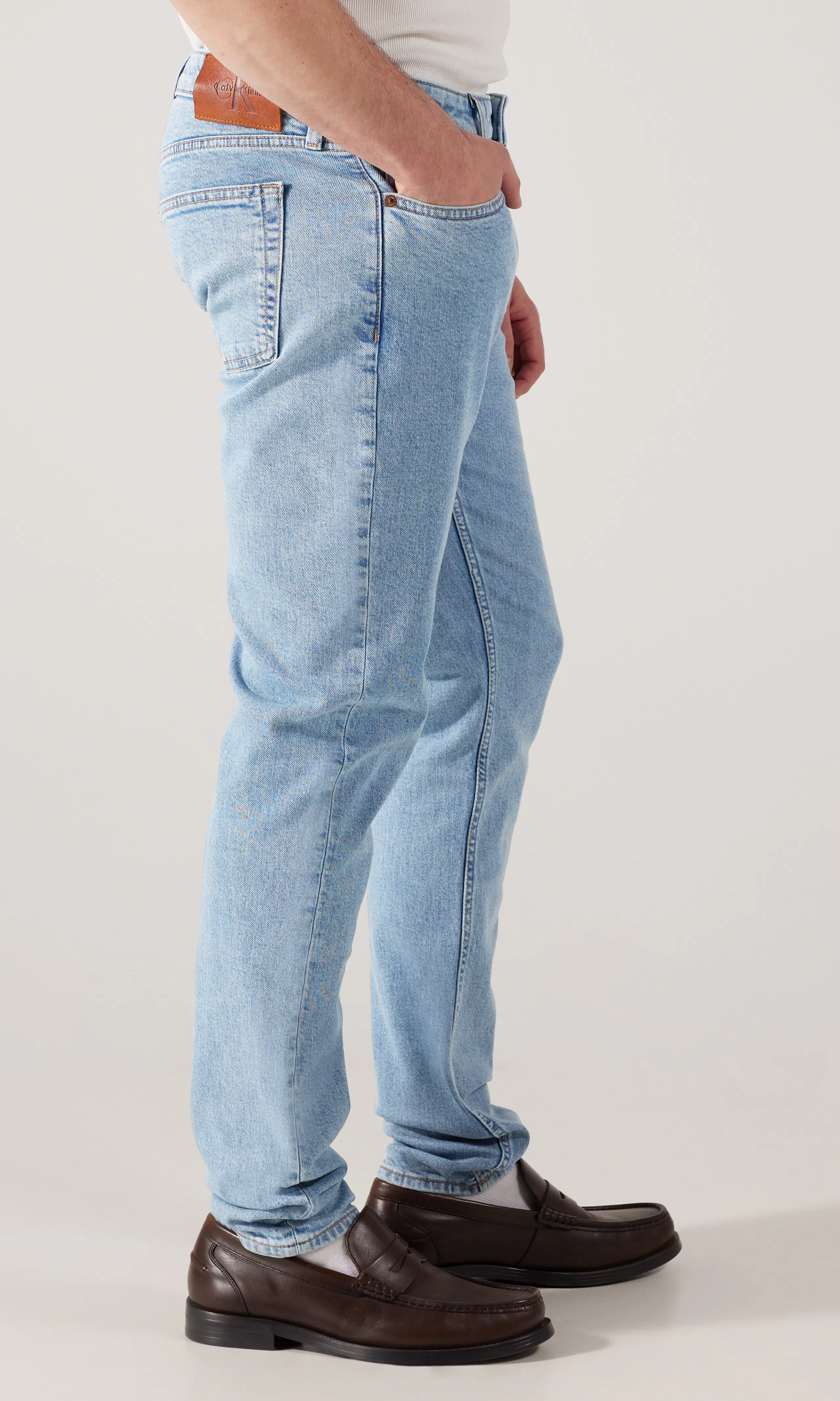 Slim Tapered Lys Blå Jeans. Front 2. Model.
