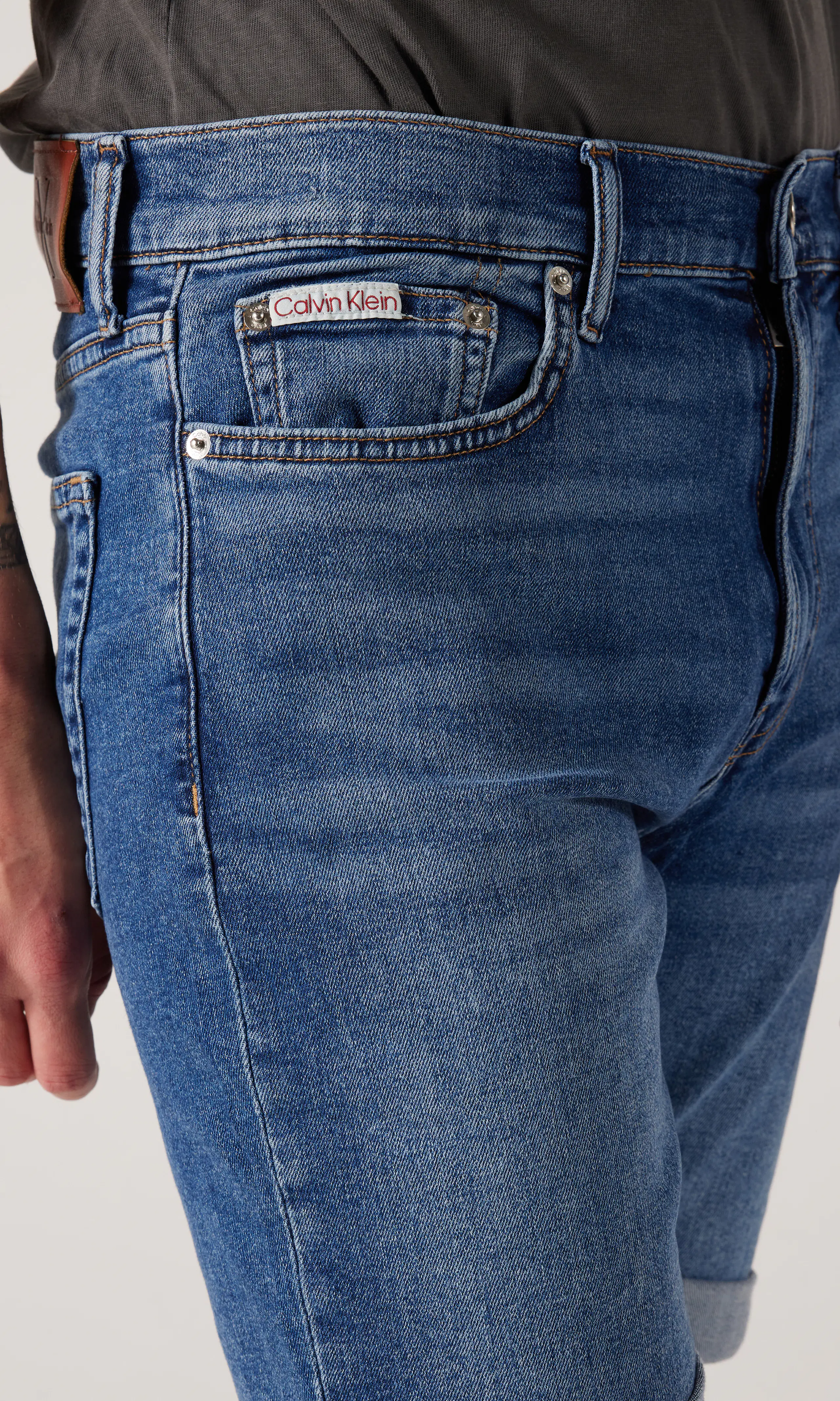 Slim Medium Blå Shorts. Detail 1. Model.