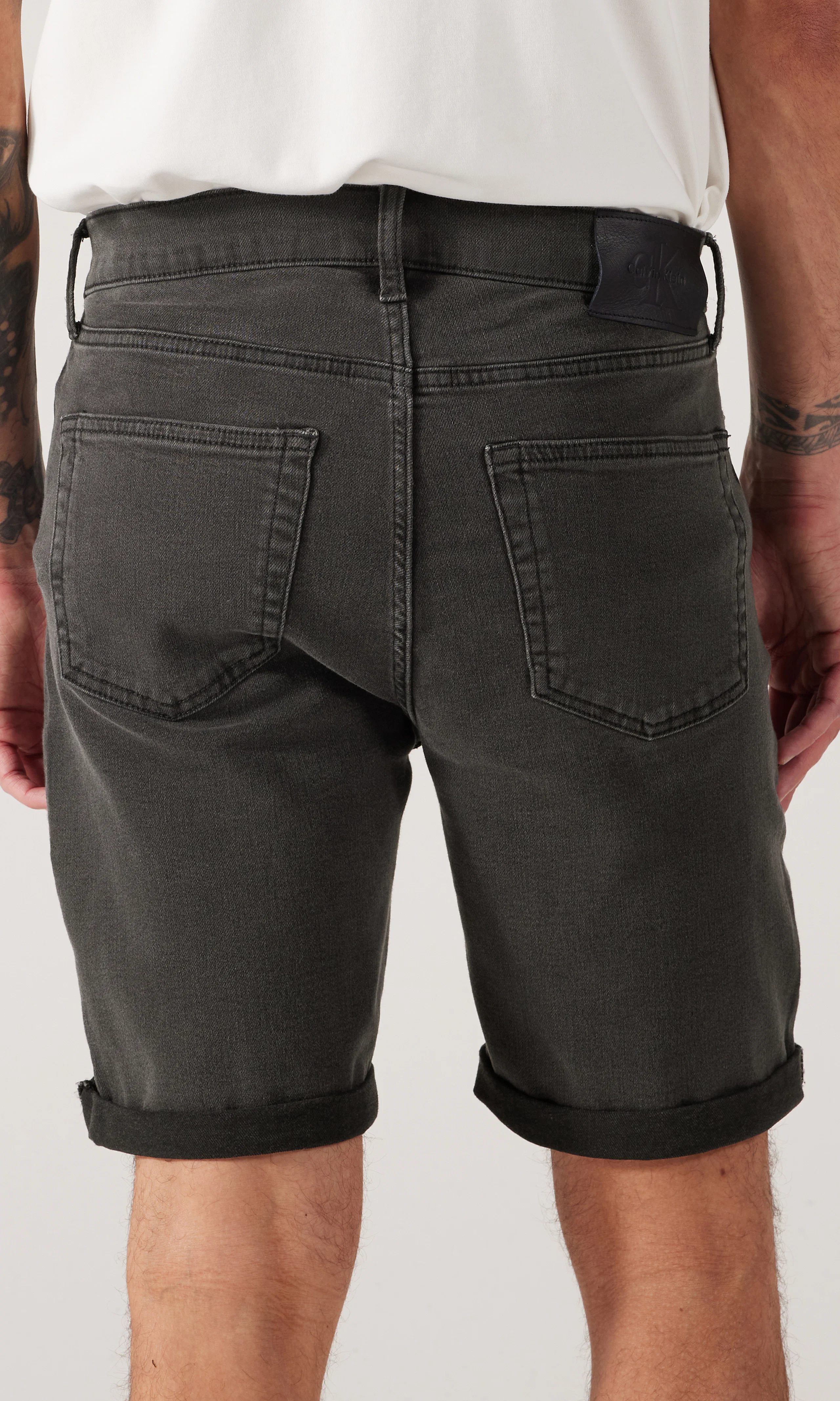 Slim Svarta Shorts. Back. Model.