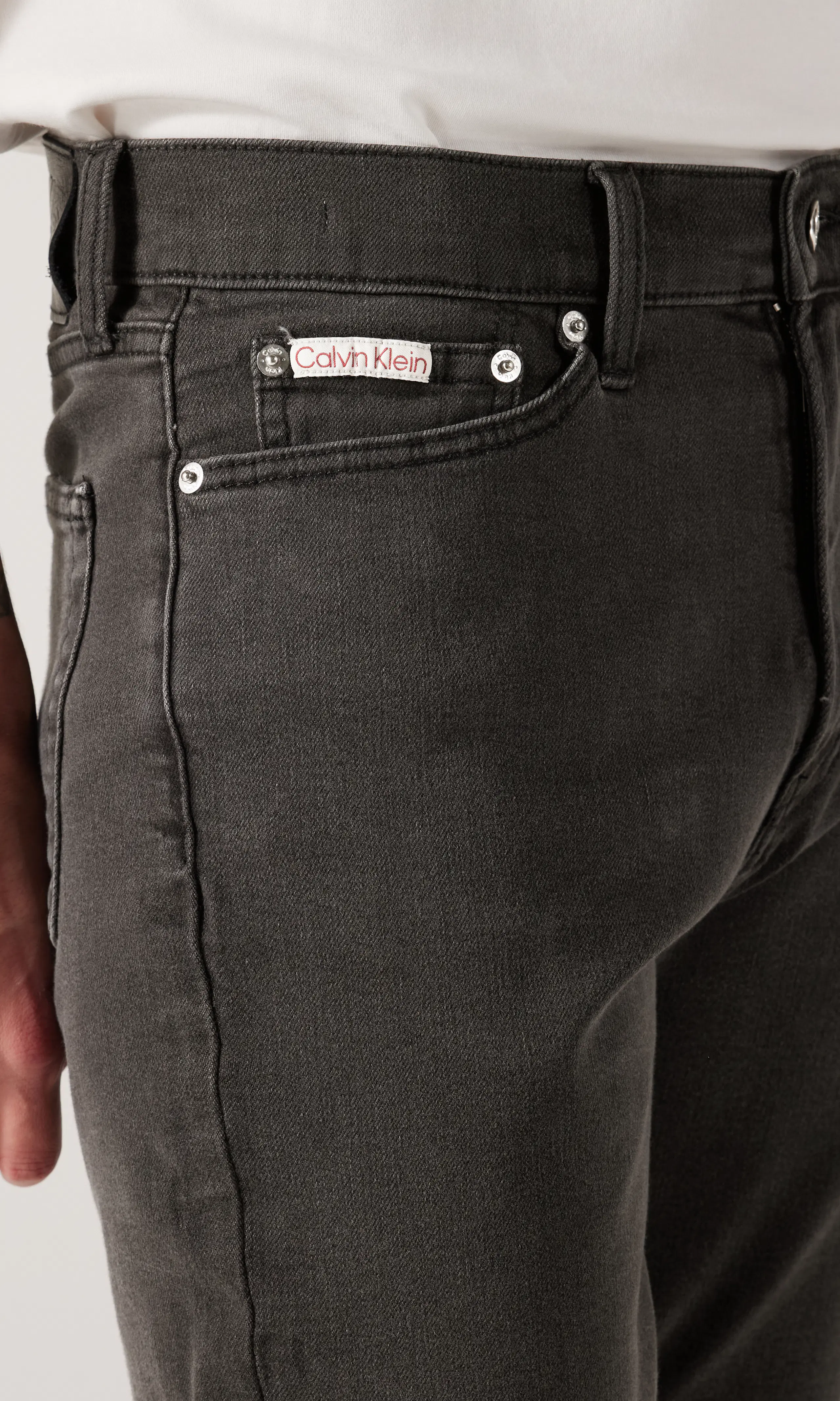 Slim Svarta Shorts. Detail 1. Model.