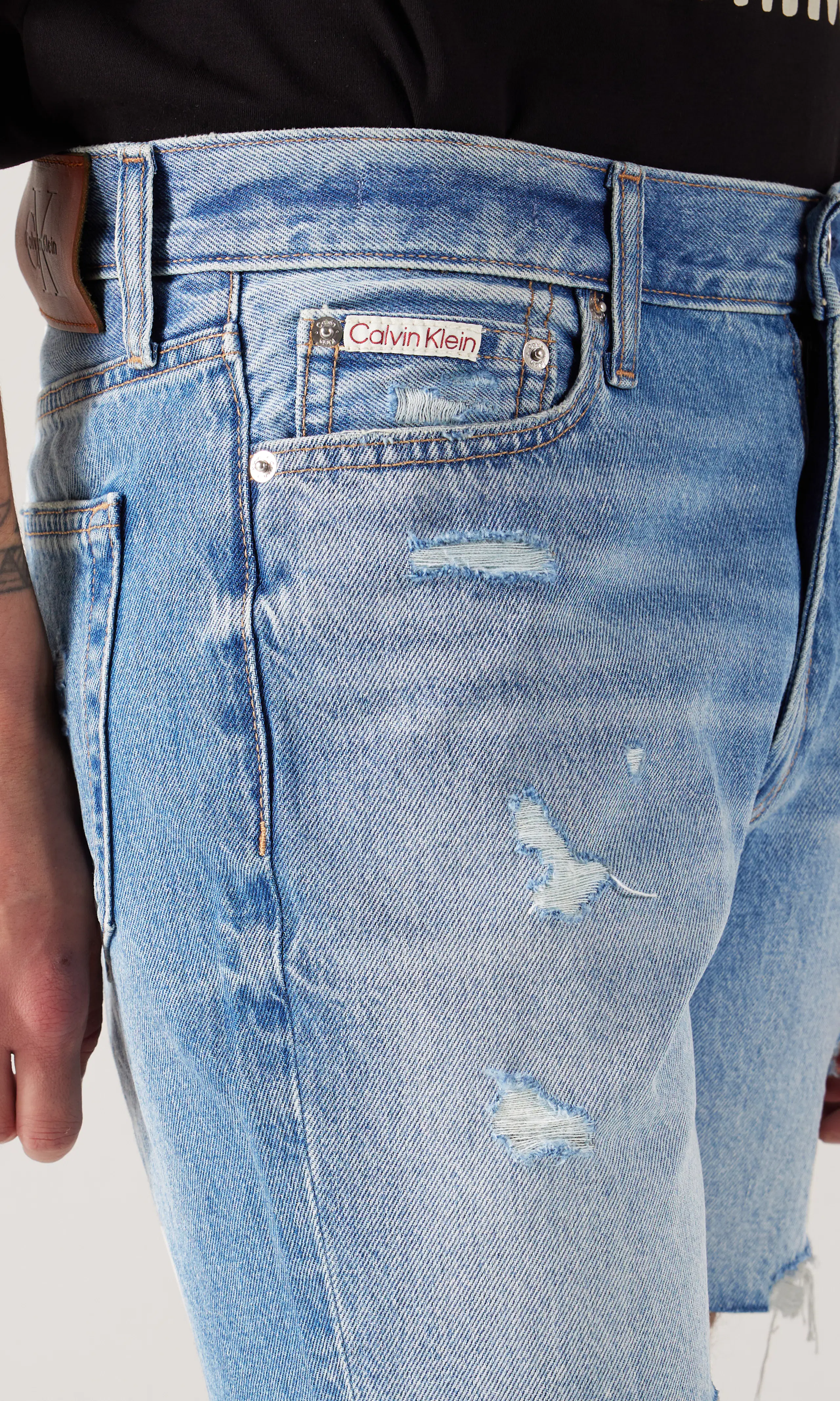 Classic Vaaleansiniset Farkkushortsit. Detail 1. Model.