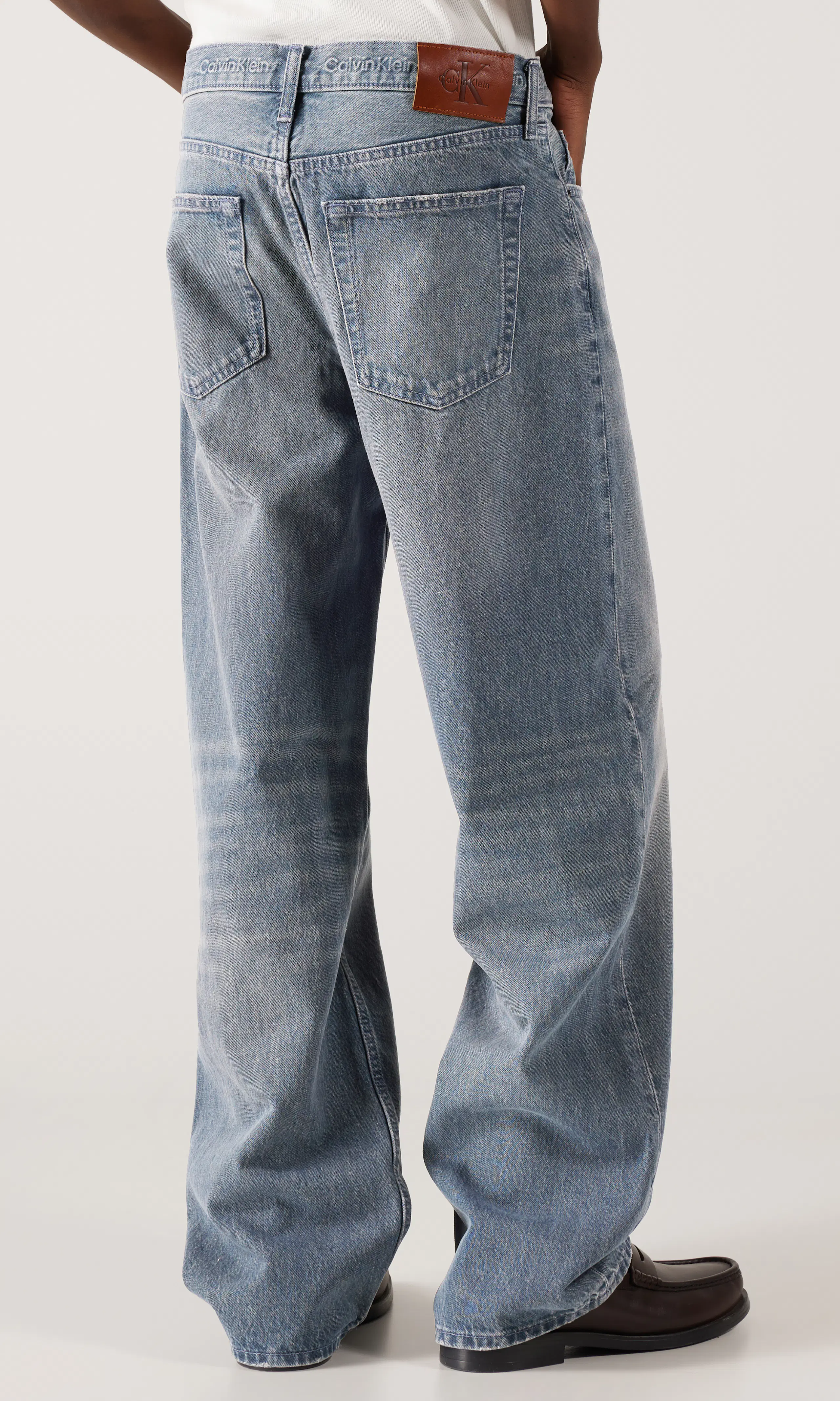 Baggy Lys grå Jeans. Back. Model.