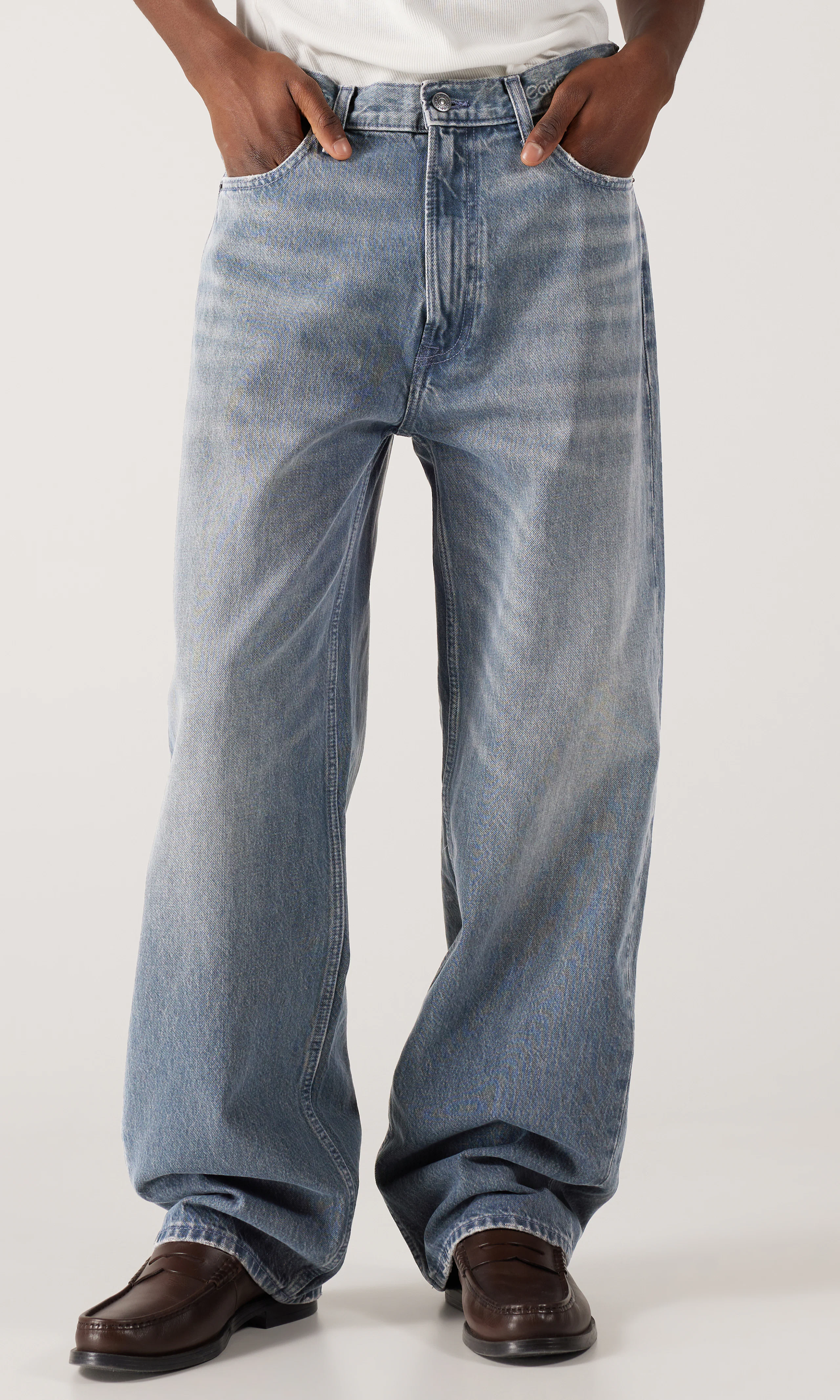 Baggy Lys grå Jeans. Front. Model.