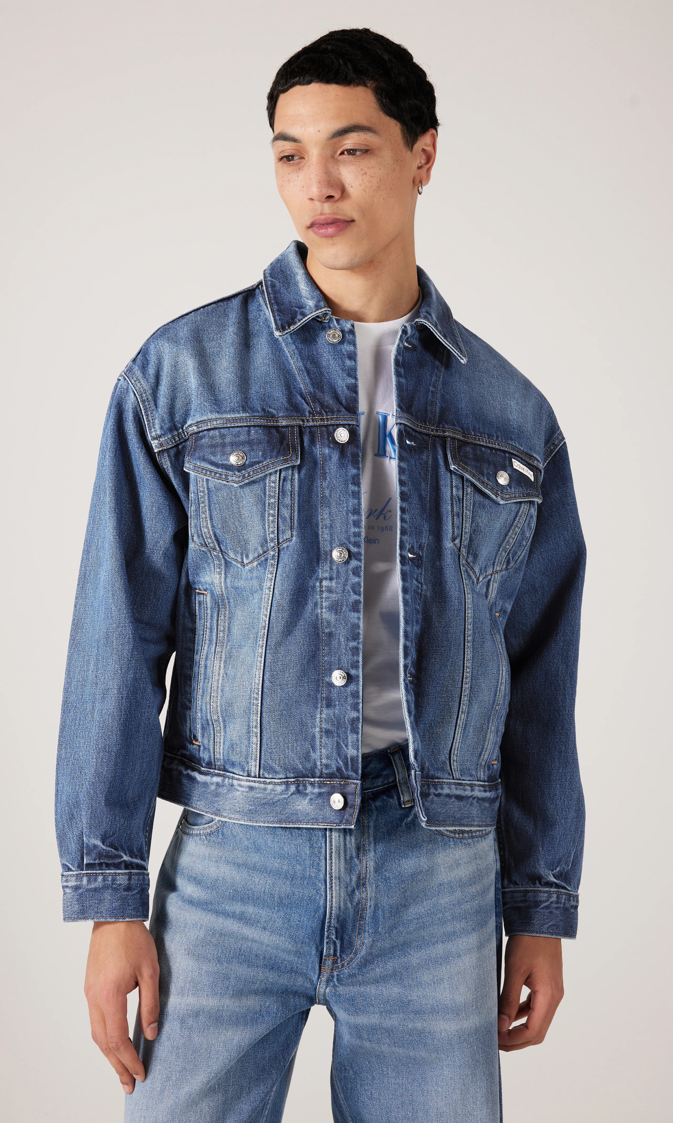 90's Trucker Medium Blå Jacka. Front. Model.