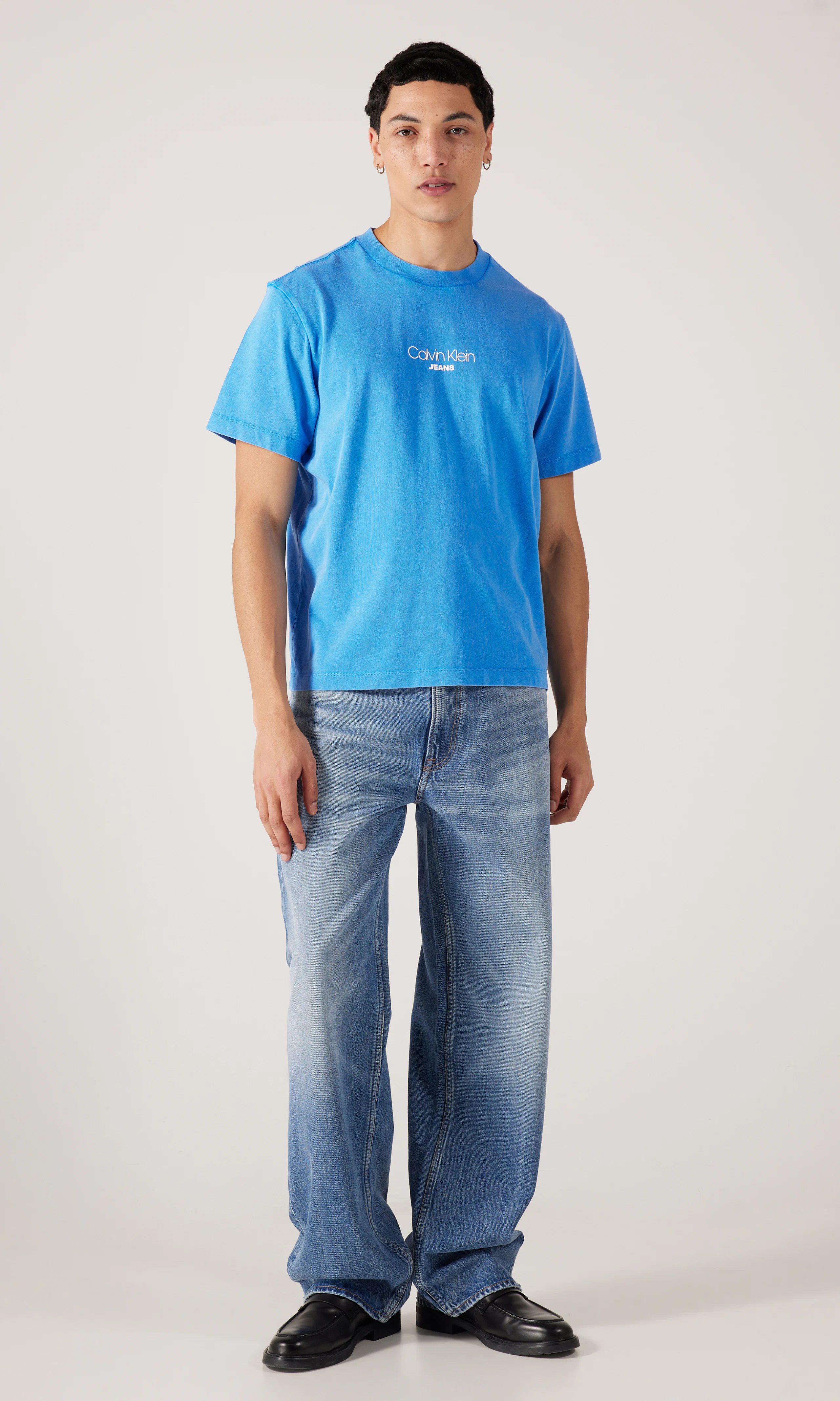 Acid Wash Logo Sininen T-Paita. Front 1. Model.