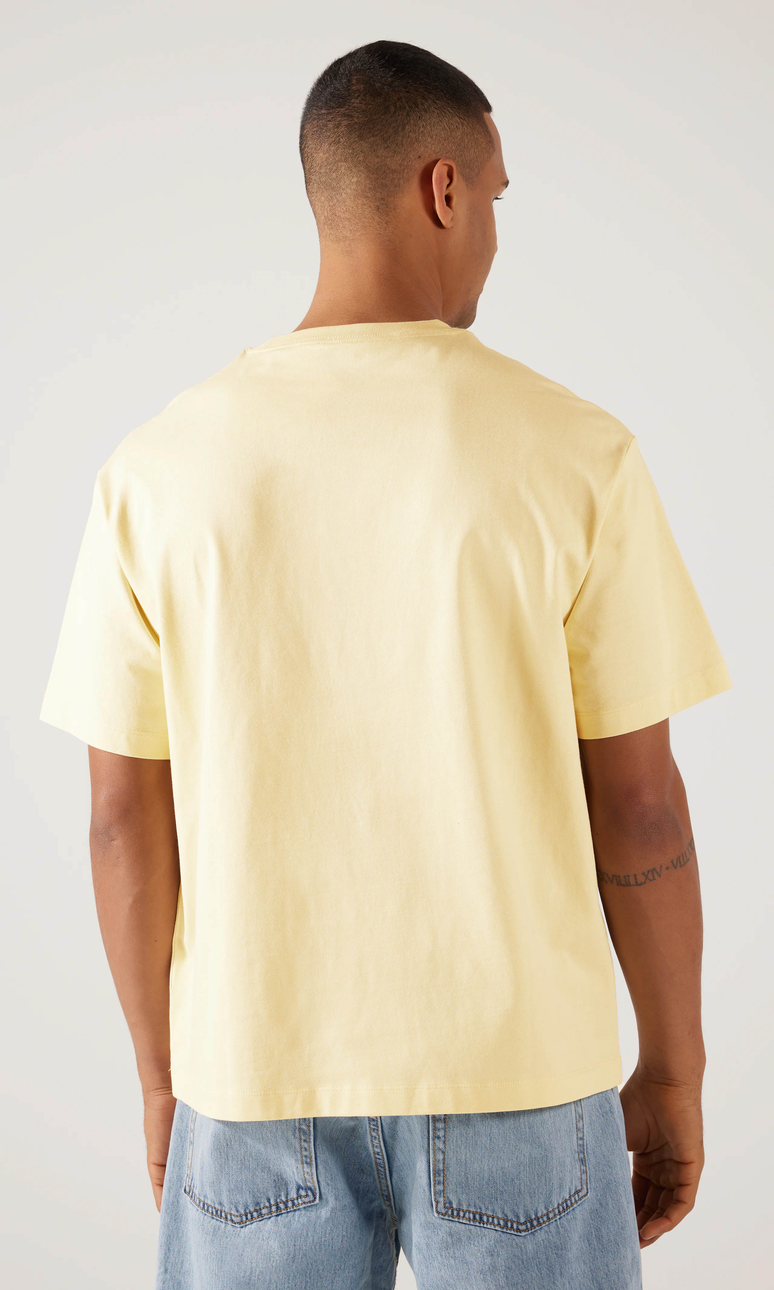 16'S Relaxed Fit Graphic Gul T-Shirt. Back. Model.