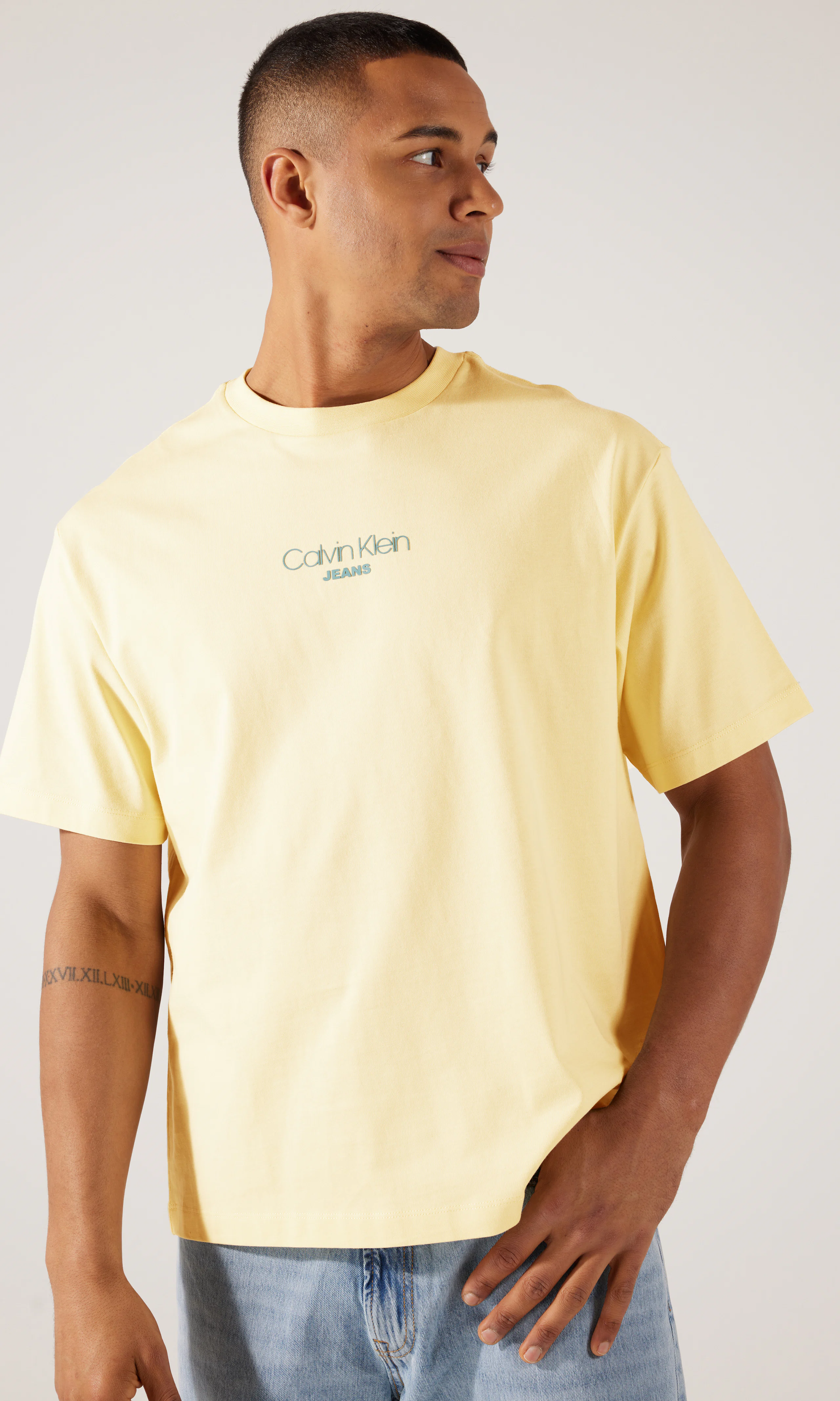 16'S Relaxed Fit Graphic Gul T-Shirt. Front. Model.