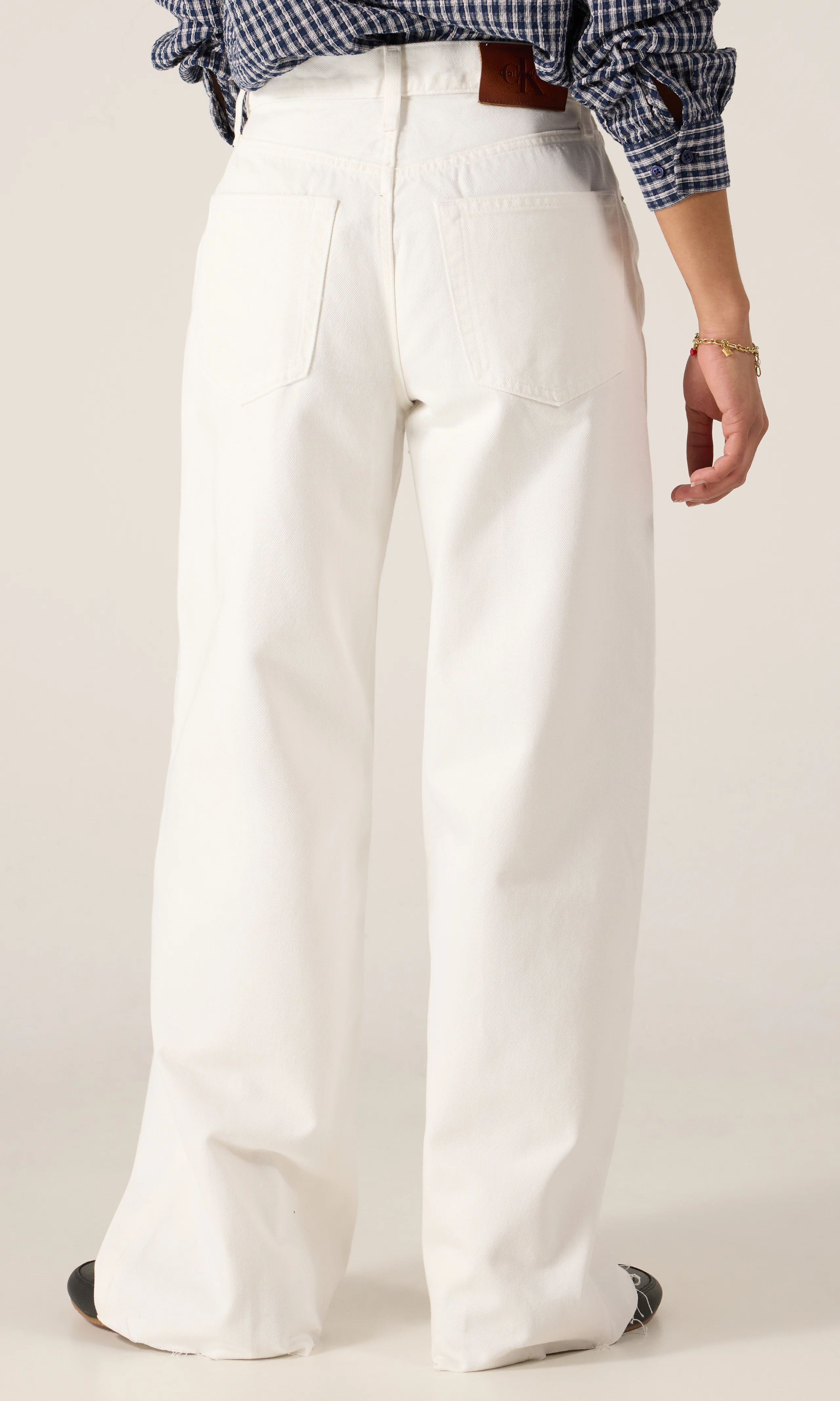 Wide Leg Vita Jeans. Back. Model.