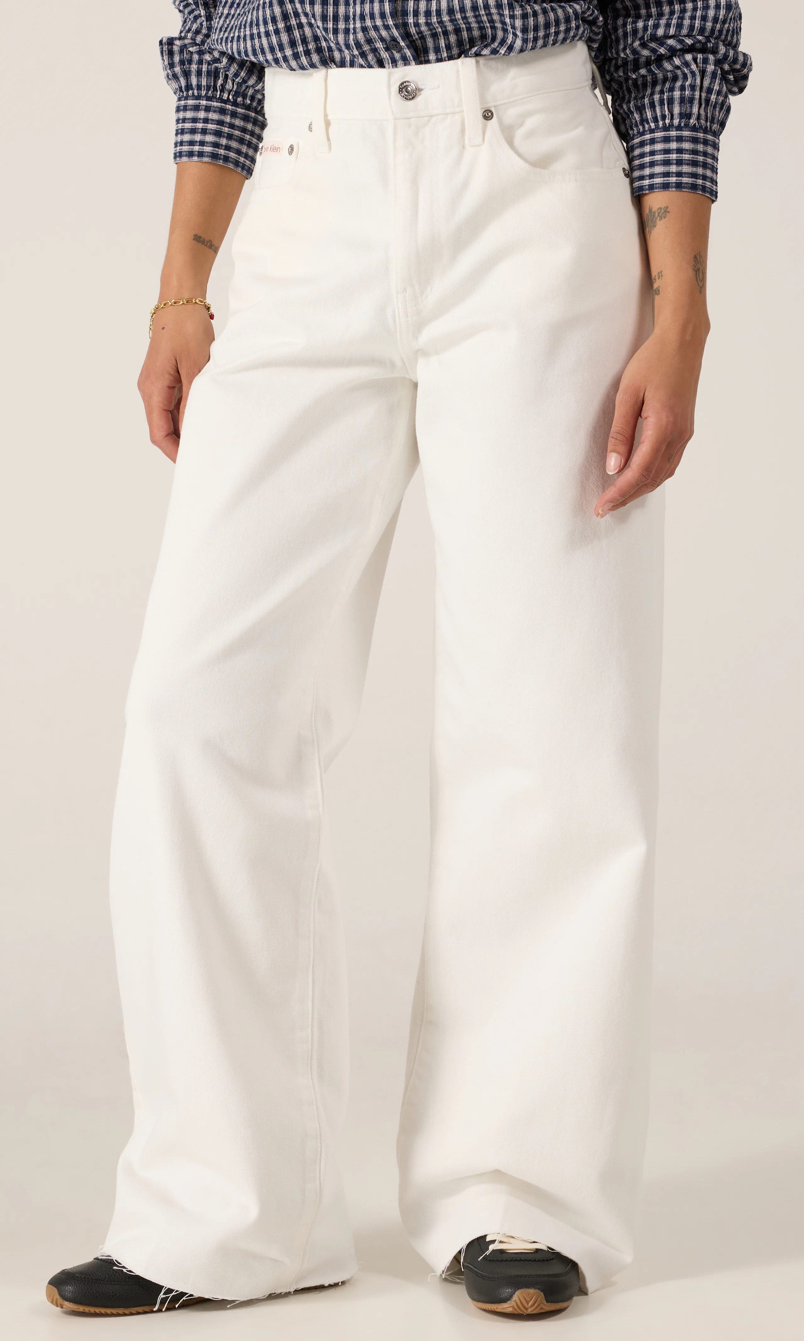 Wide Leg Vita Jeans. Front. Model.