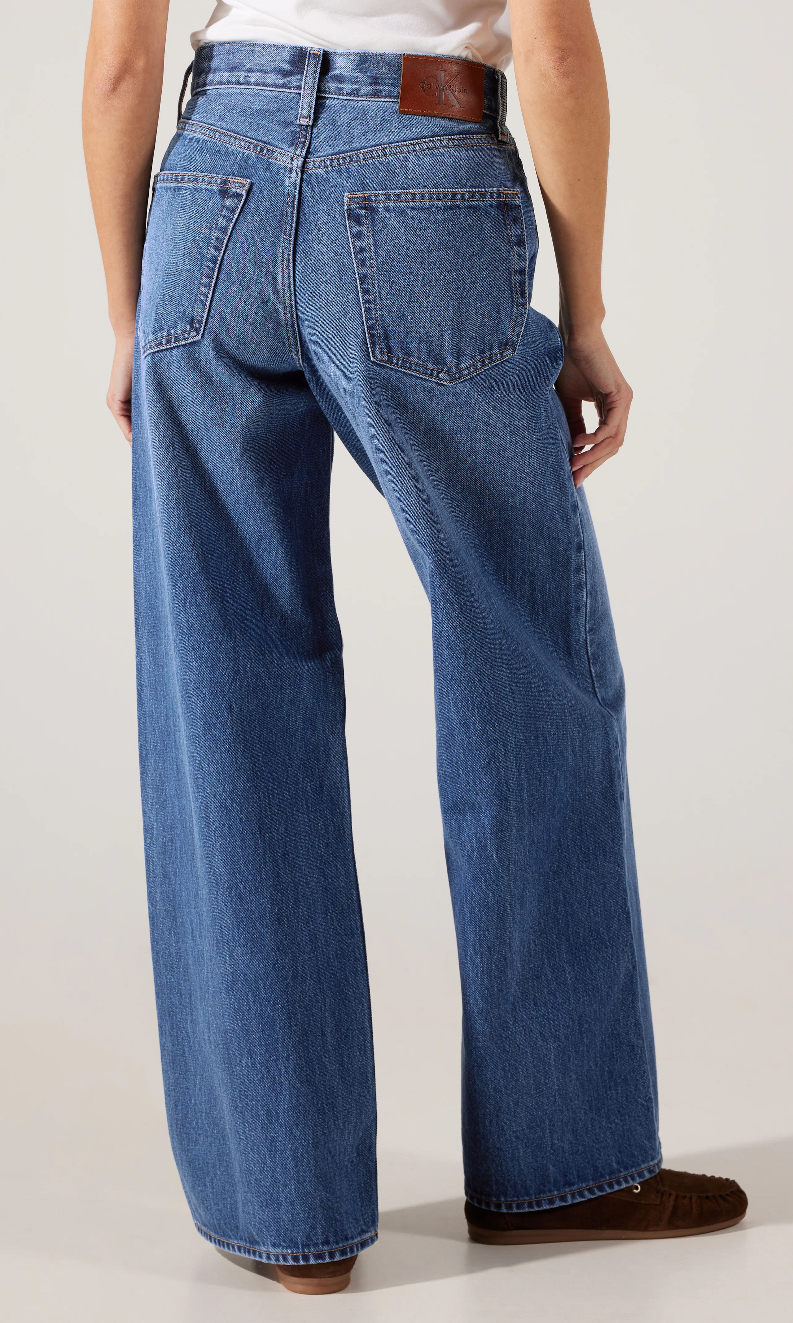 Wide Leg Mørk Blå Jeans. Back. Model.