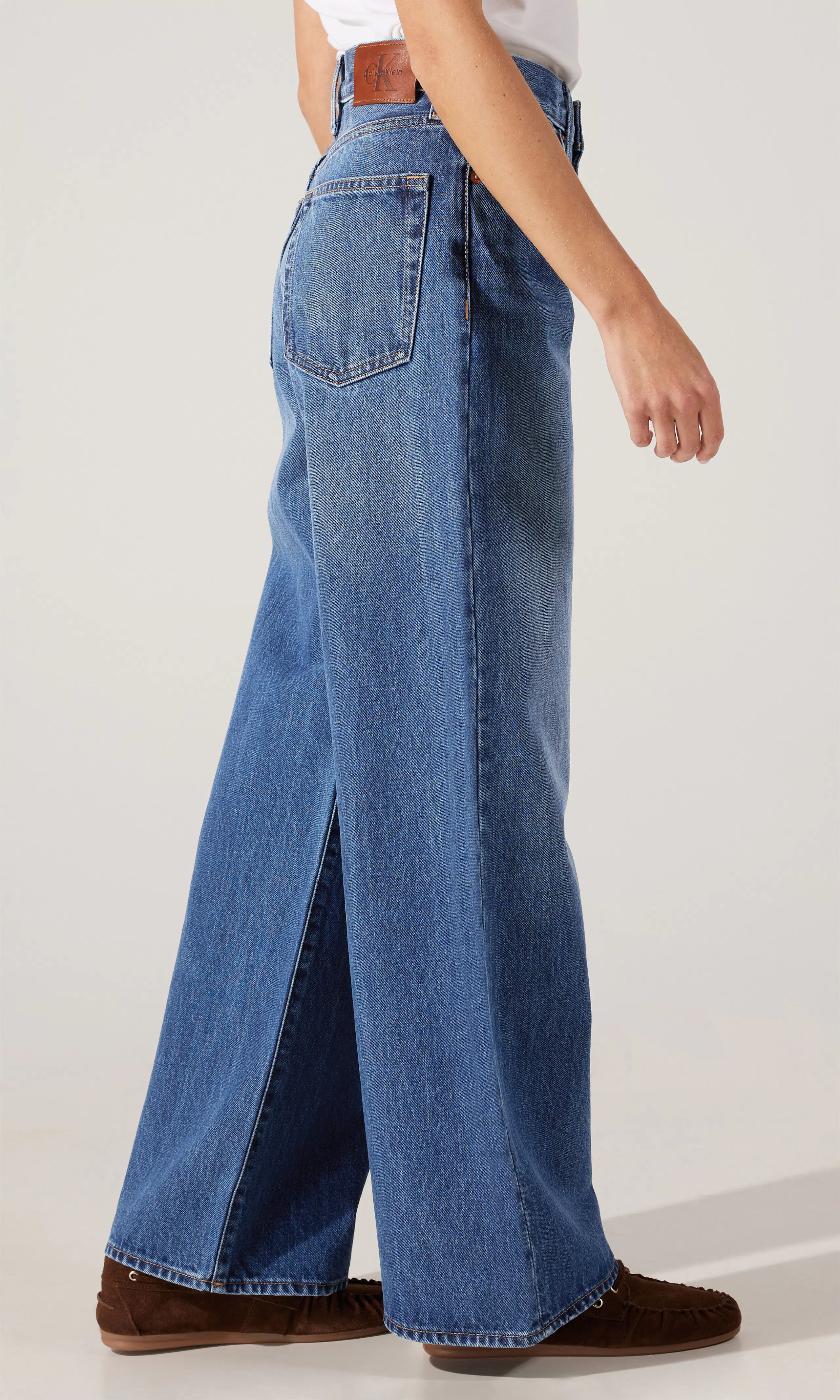Wide Leg Mørk Blå Jeans. Front 2. Model.
