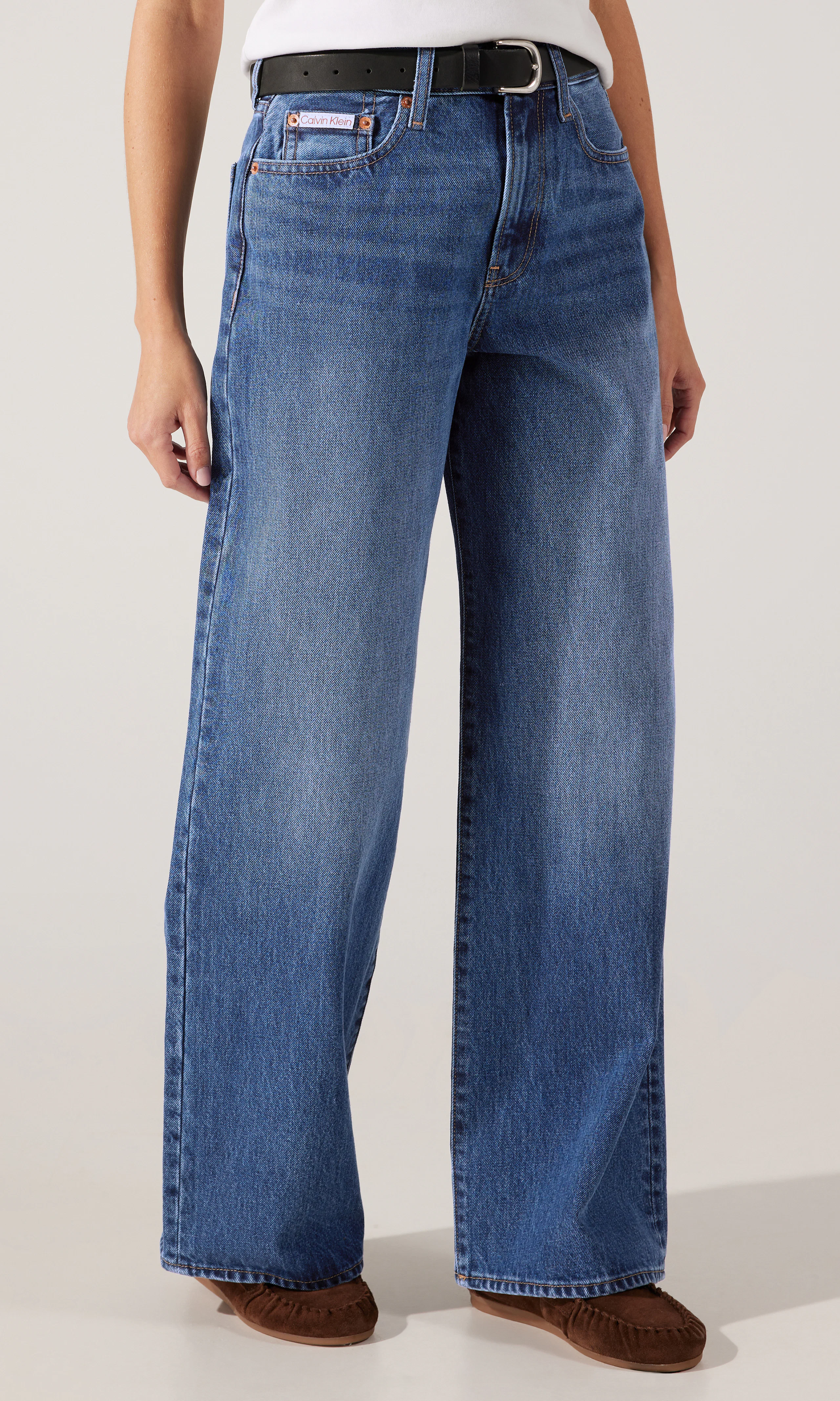 Wide Leg Mørk Blå Jeans. Front. Model.
