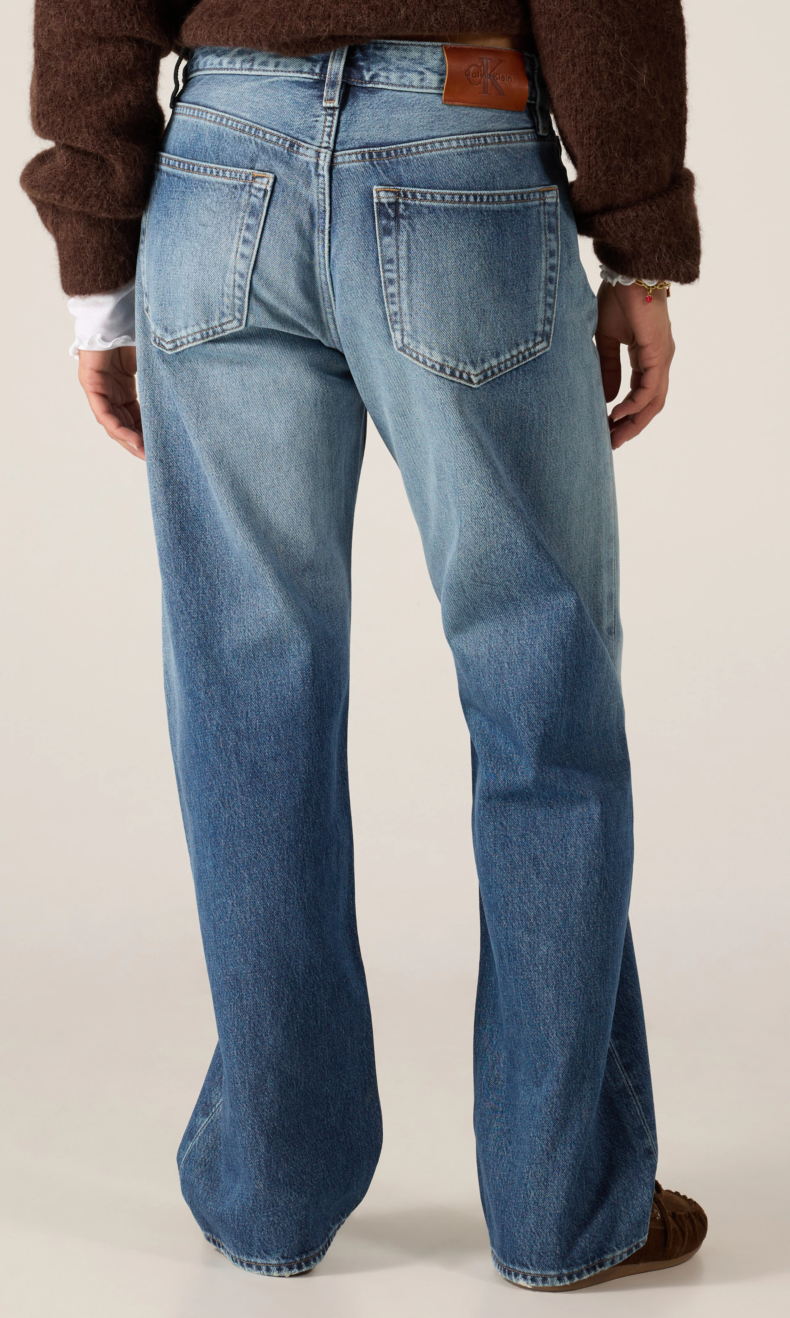 90s Straight Medium Blå Jeans. Back. Model.