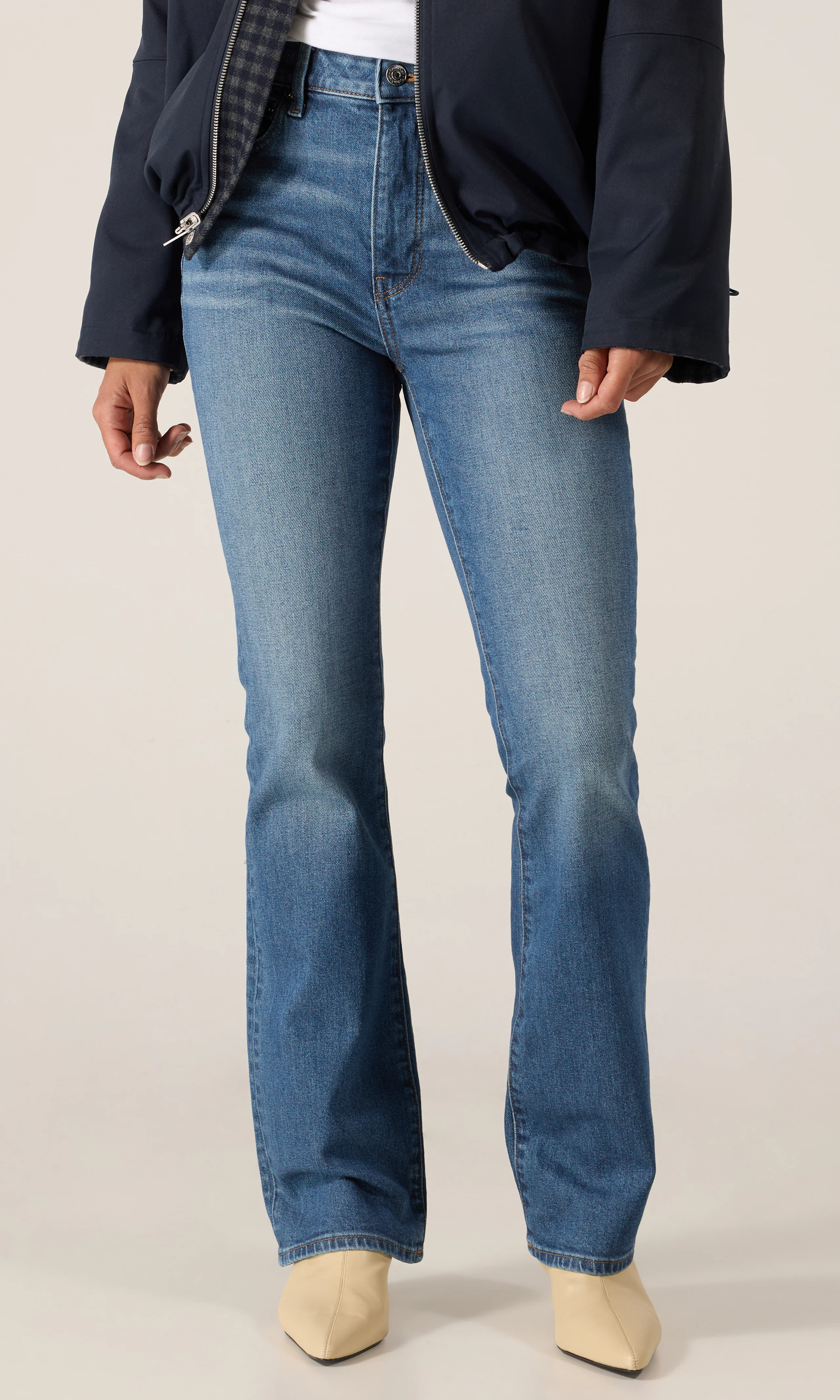 Skinny Bootcut Lys Blå Jeans. Front. Model.