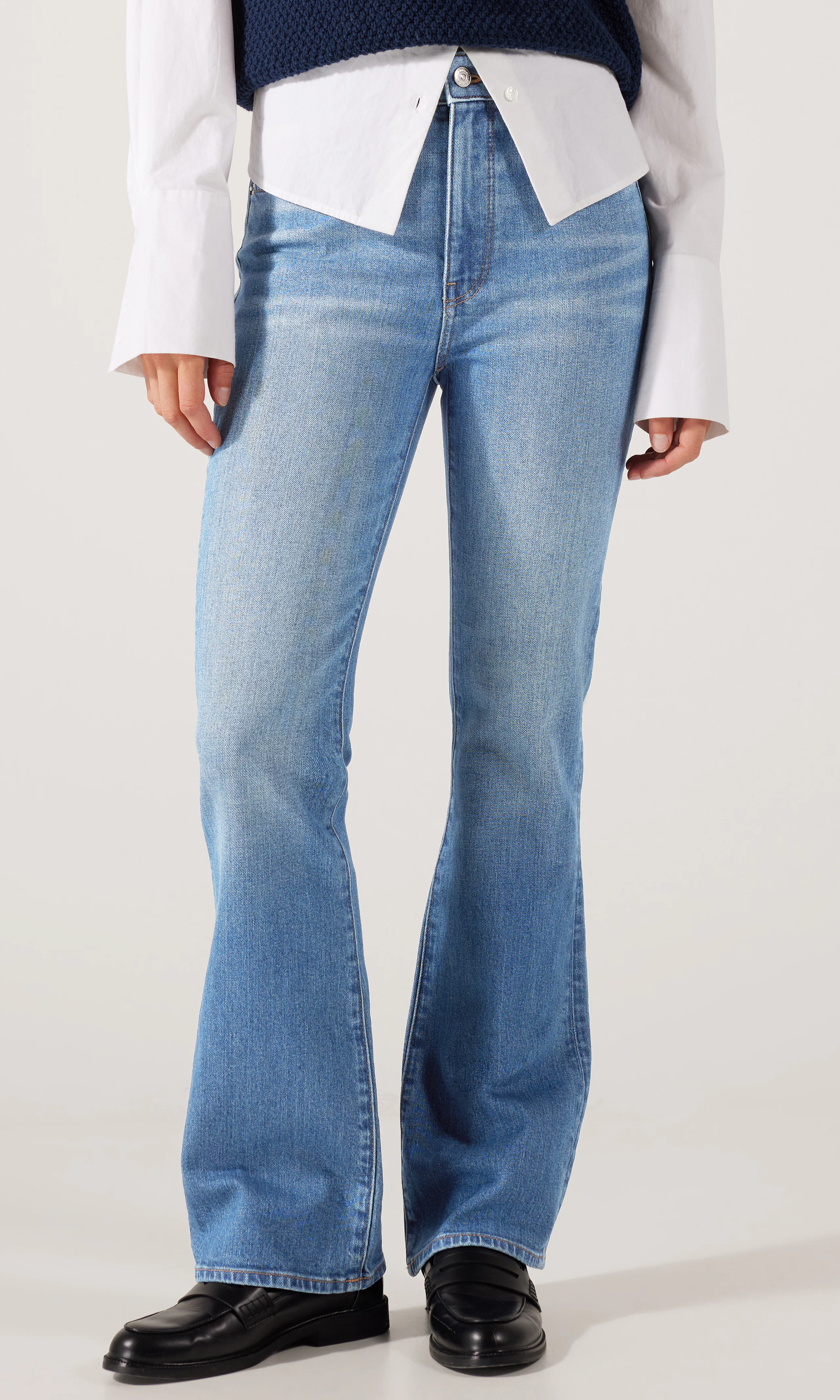 Skinny Bootcut Lys Blå Jeans. Front. Model.