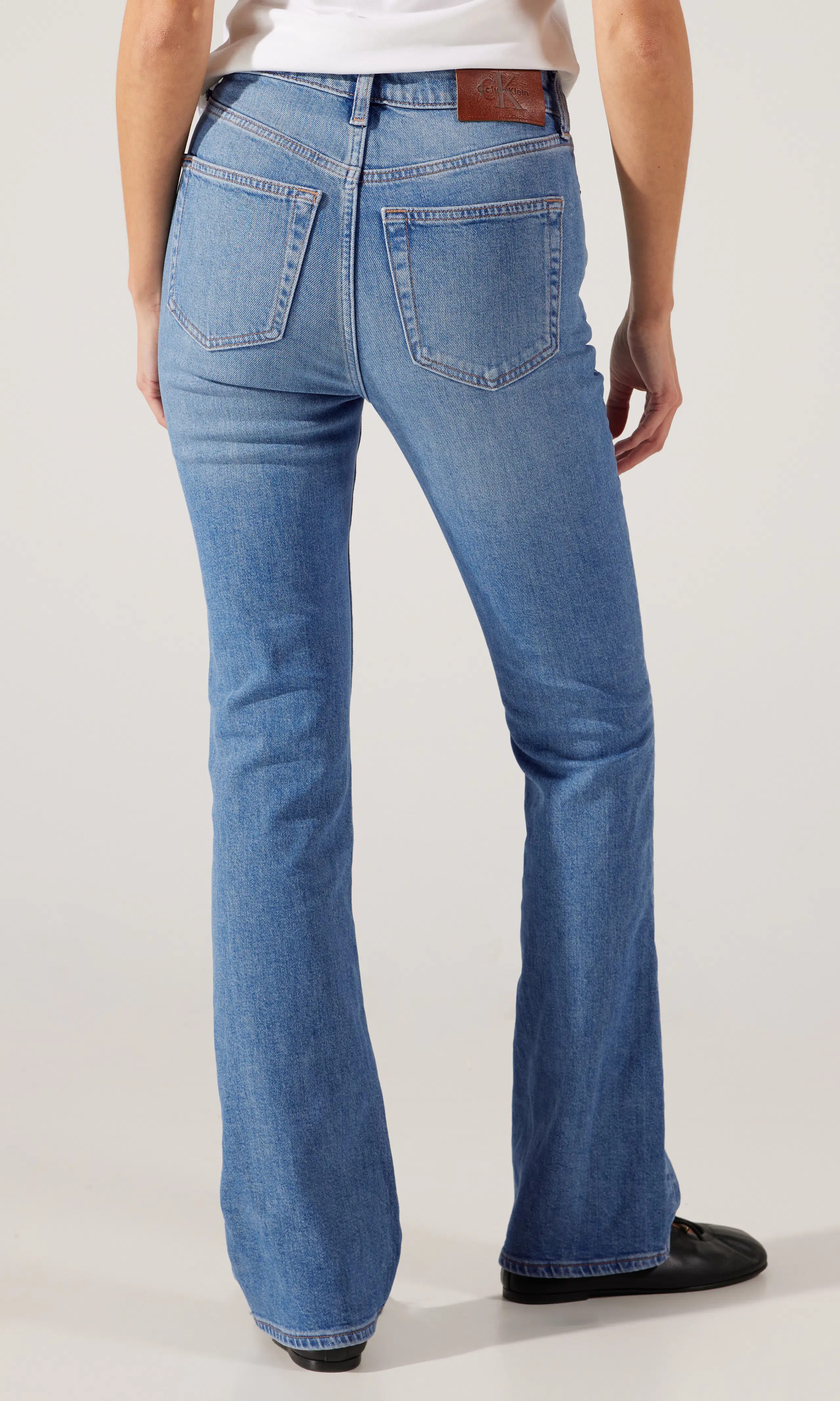 Skinny Bootcut Medium Blå Jeans. Back. Model.