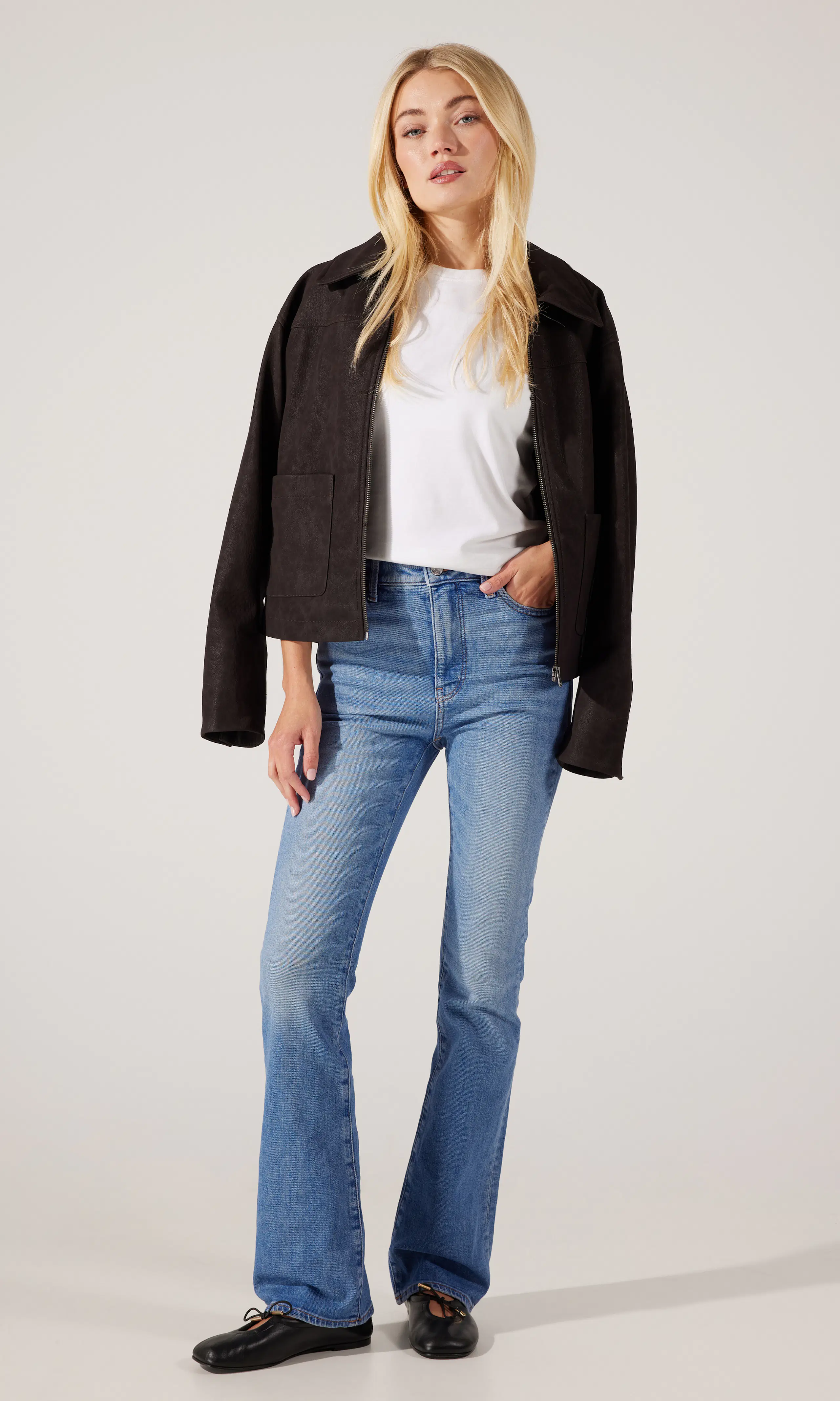 Skinny Bootcut Medium Blå Jeans. Front 1. Model.