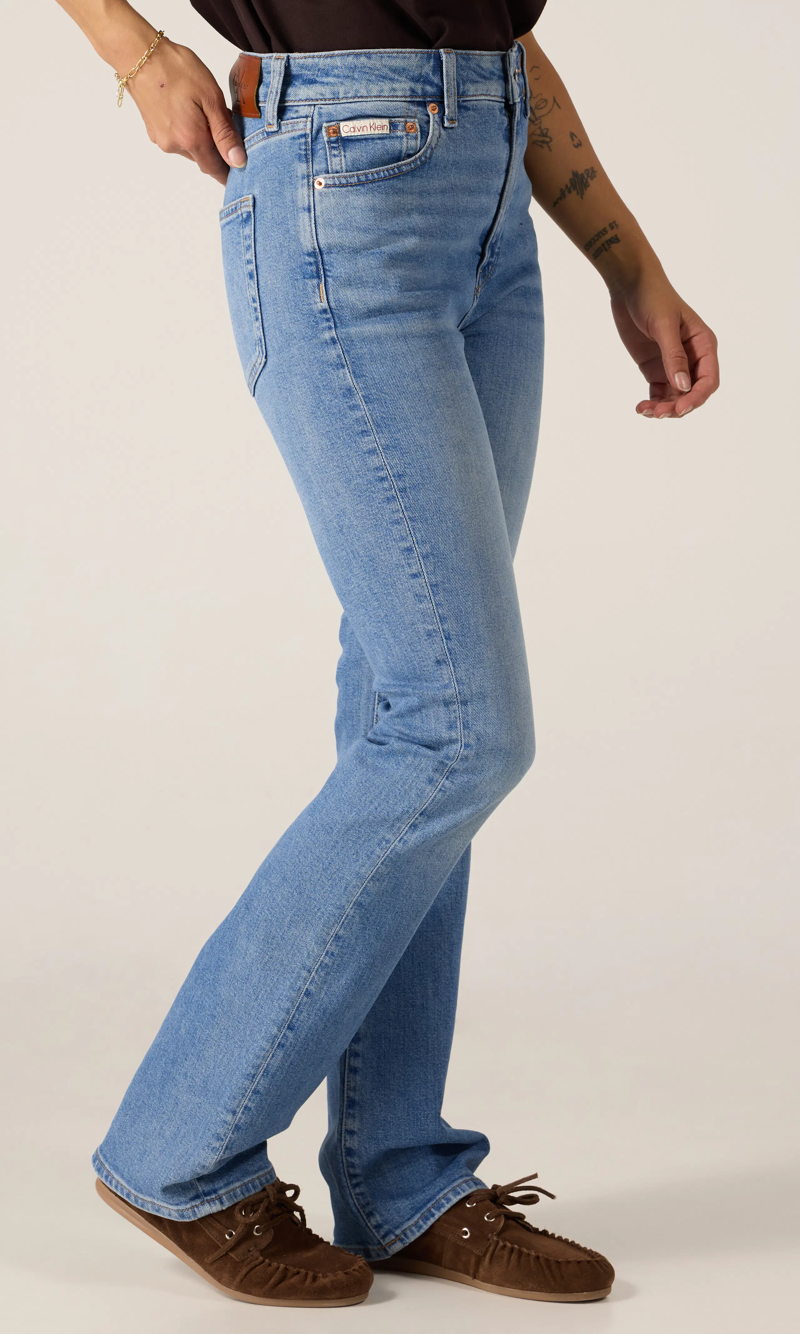 Skinny Bootcut Medium Blå Jeans. Front 2. Model.