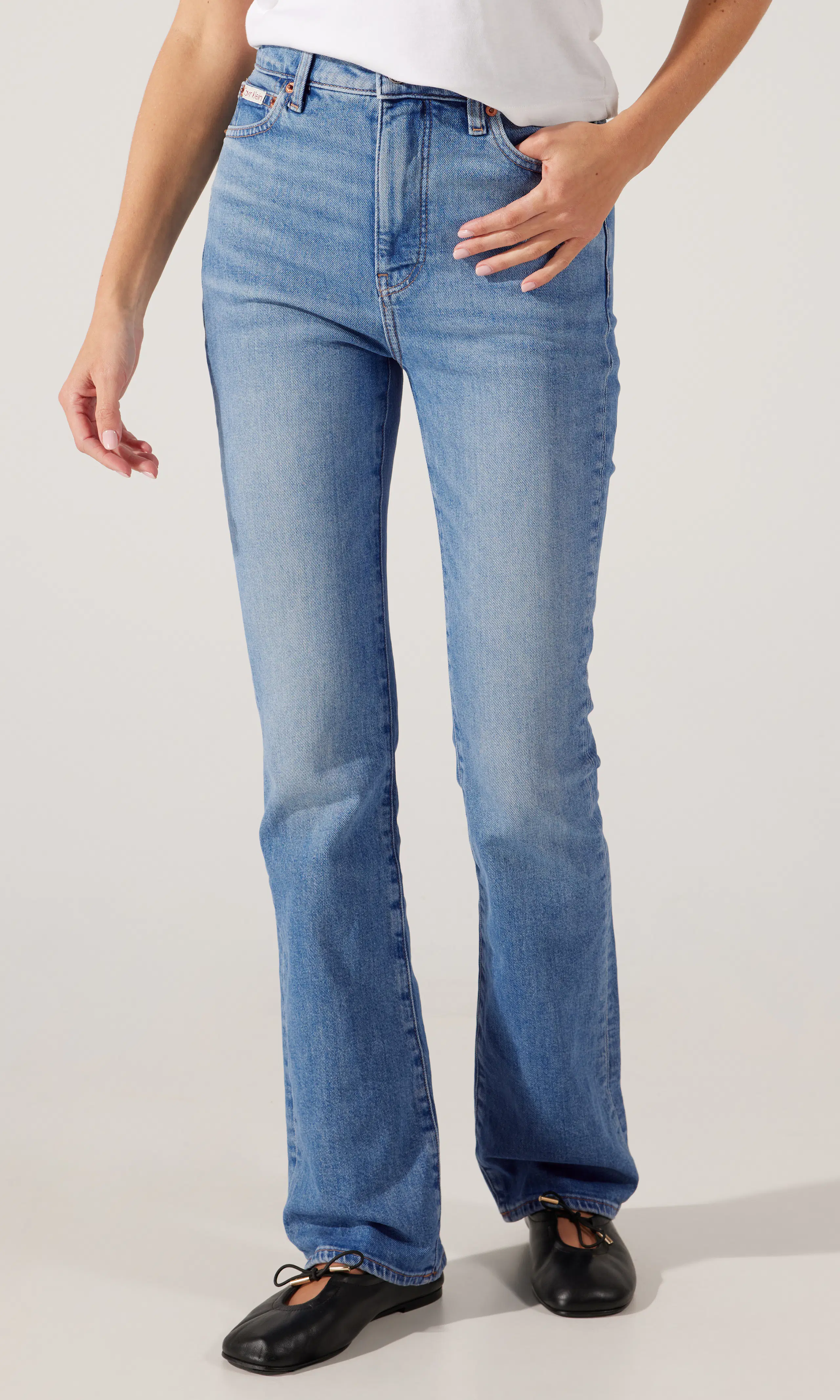 Skinny Bootcut Medium Blå Jeans. Front. Model.
