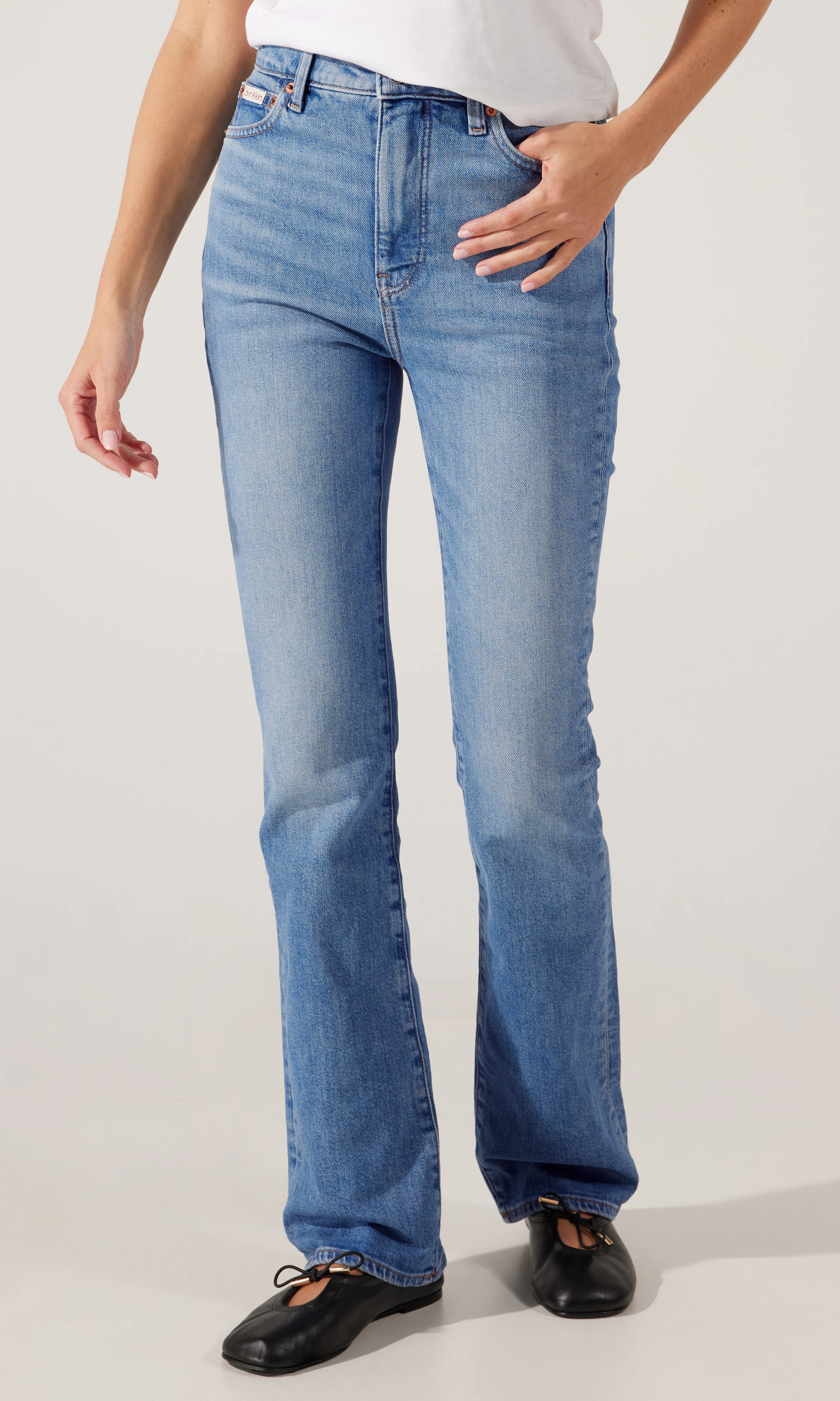 Skinny Bootcut Medium Blå Jeans. Front. Model.