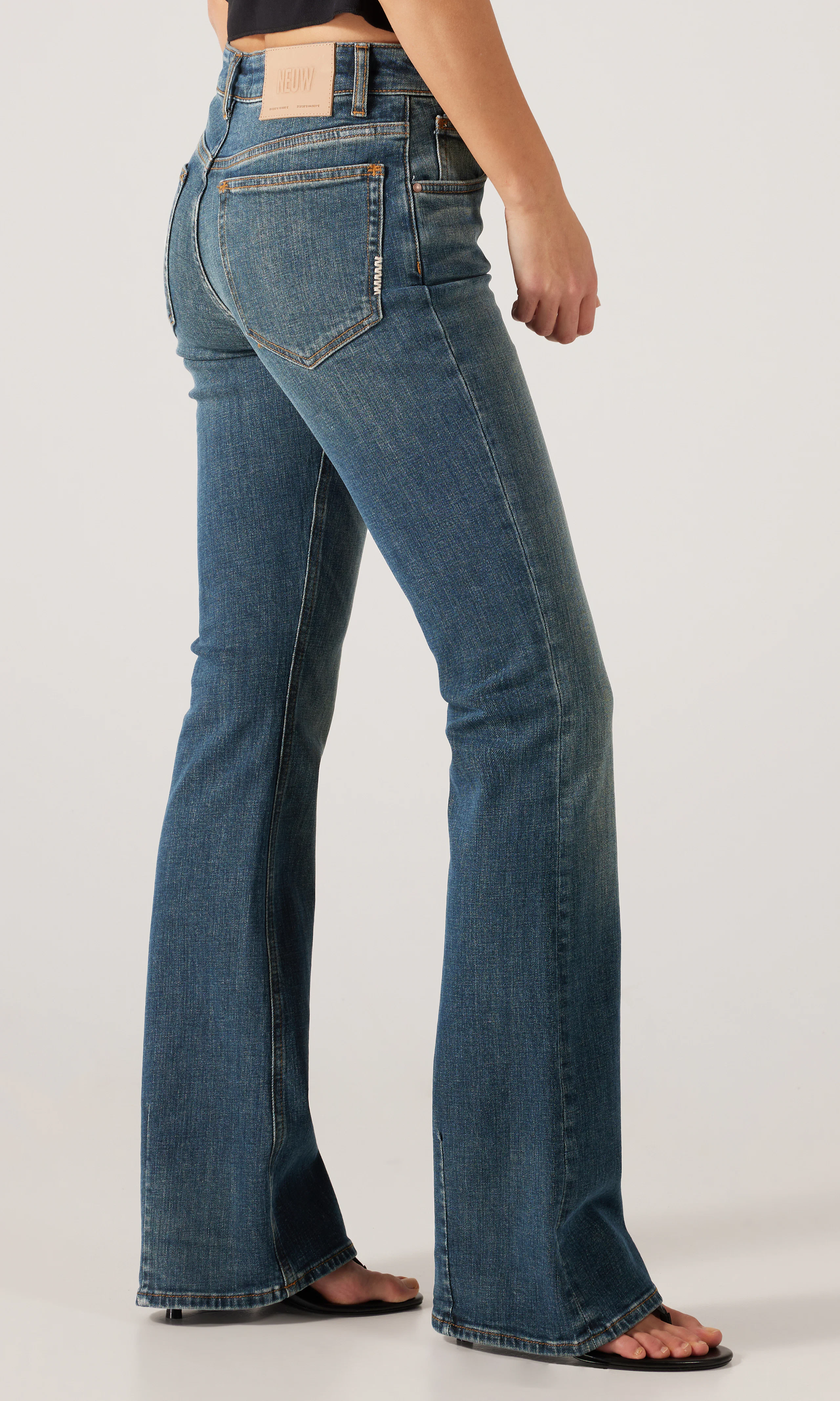 Kara Boot Mörkblå Jeans. Front 2. Model.