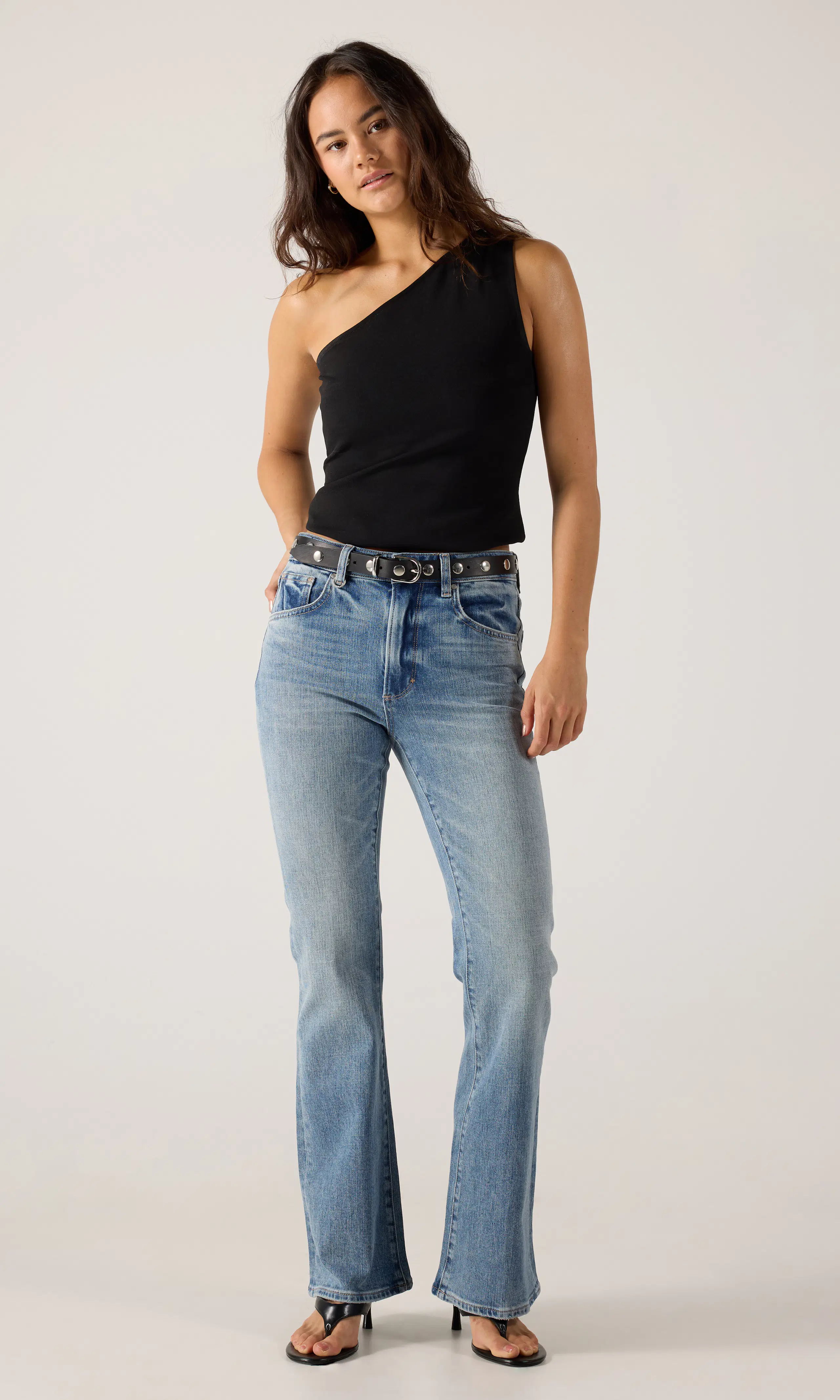 Kara Boot Medium Blå Jeans. Front 1. Model.