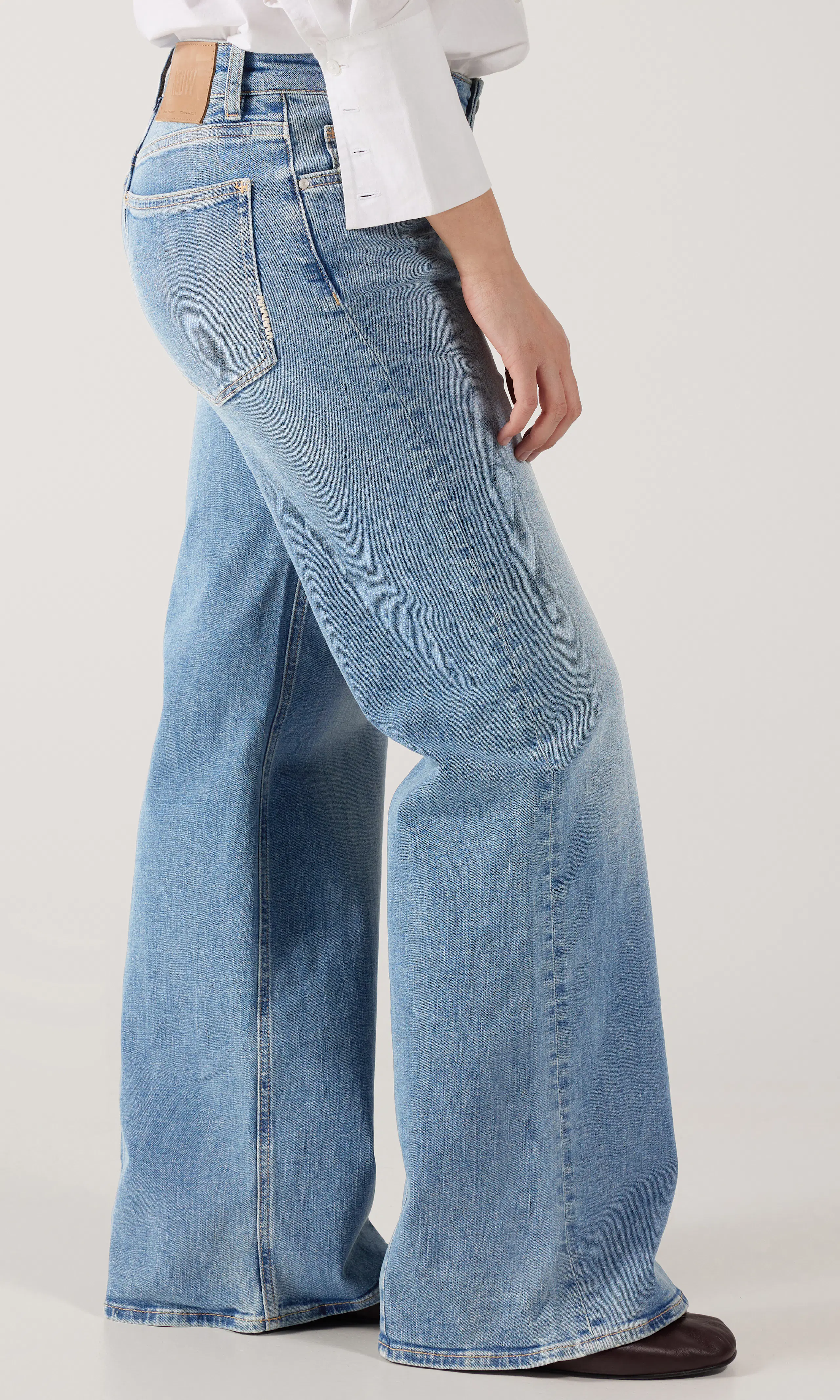Eva Low Medium Blå Jeans. Front 2. Model.