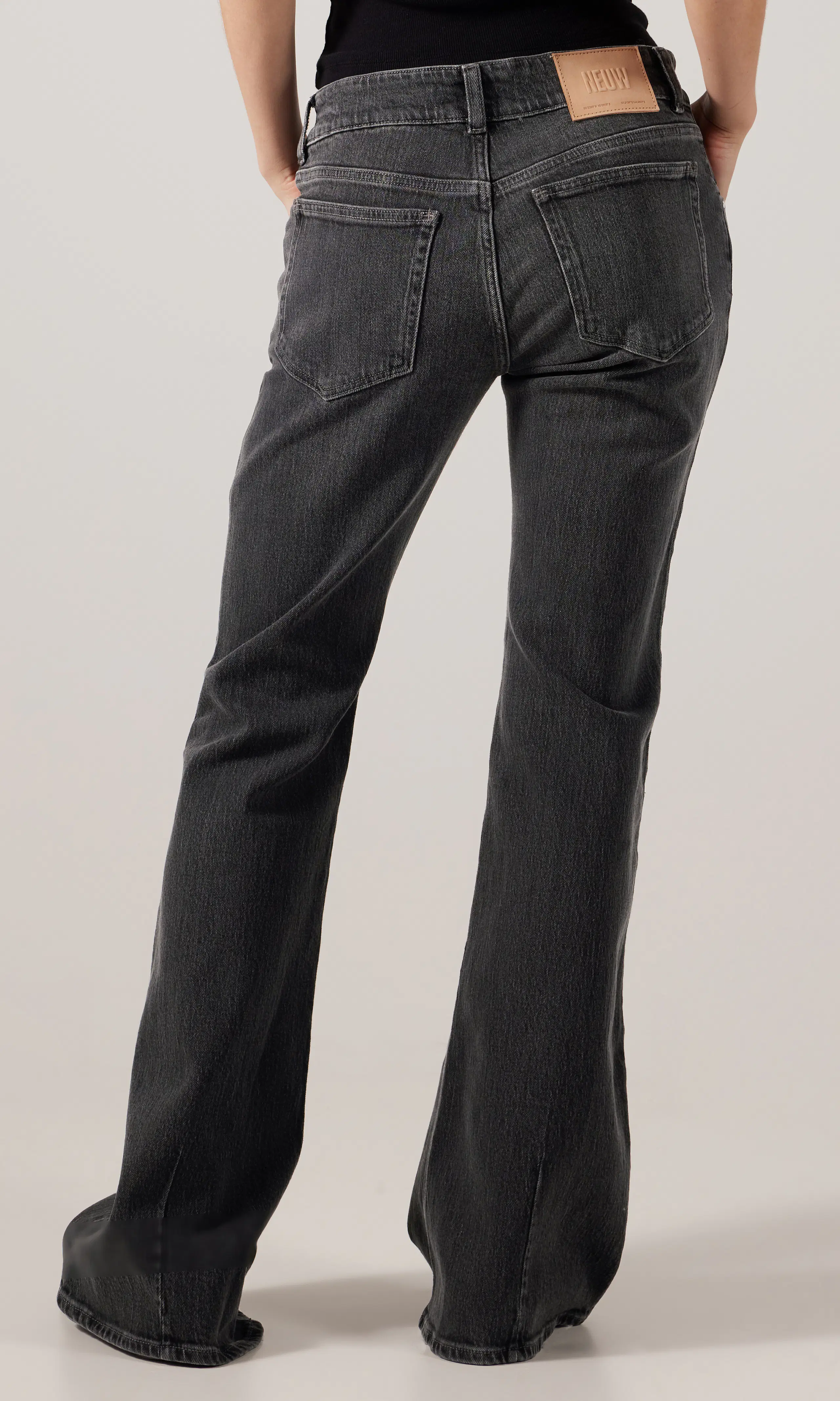 Hanne Bell Vasket Svart Jeans. Back. Model.