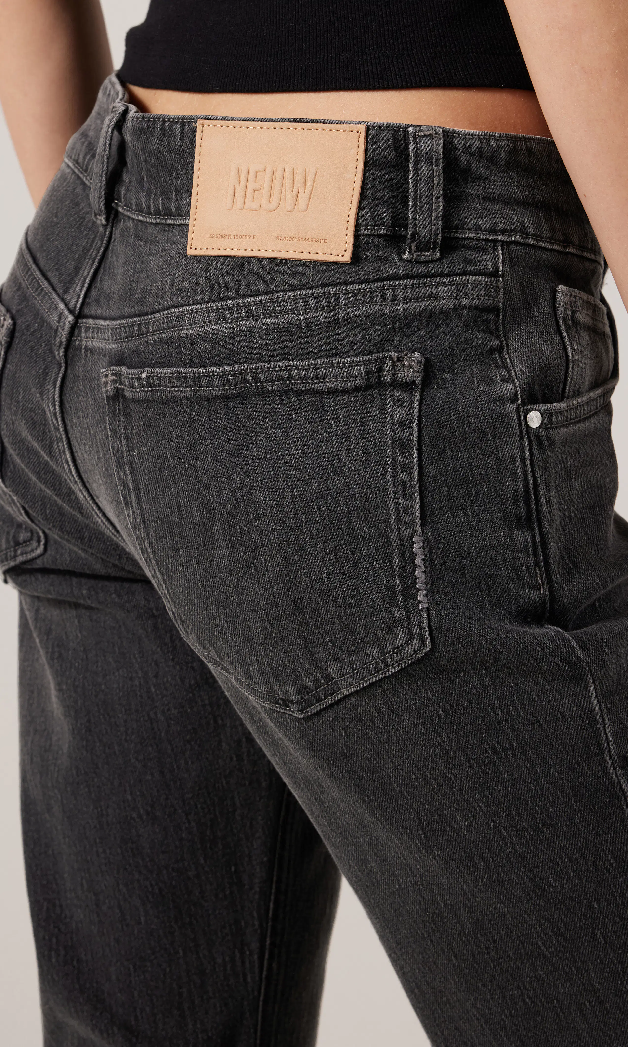 Hanne Bell Vasket Svart Jeans. Detail 1. Model.