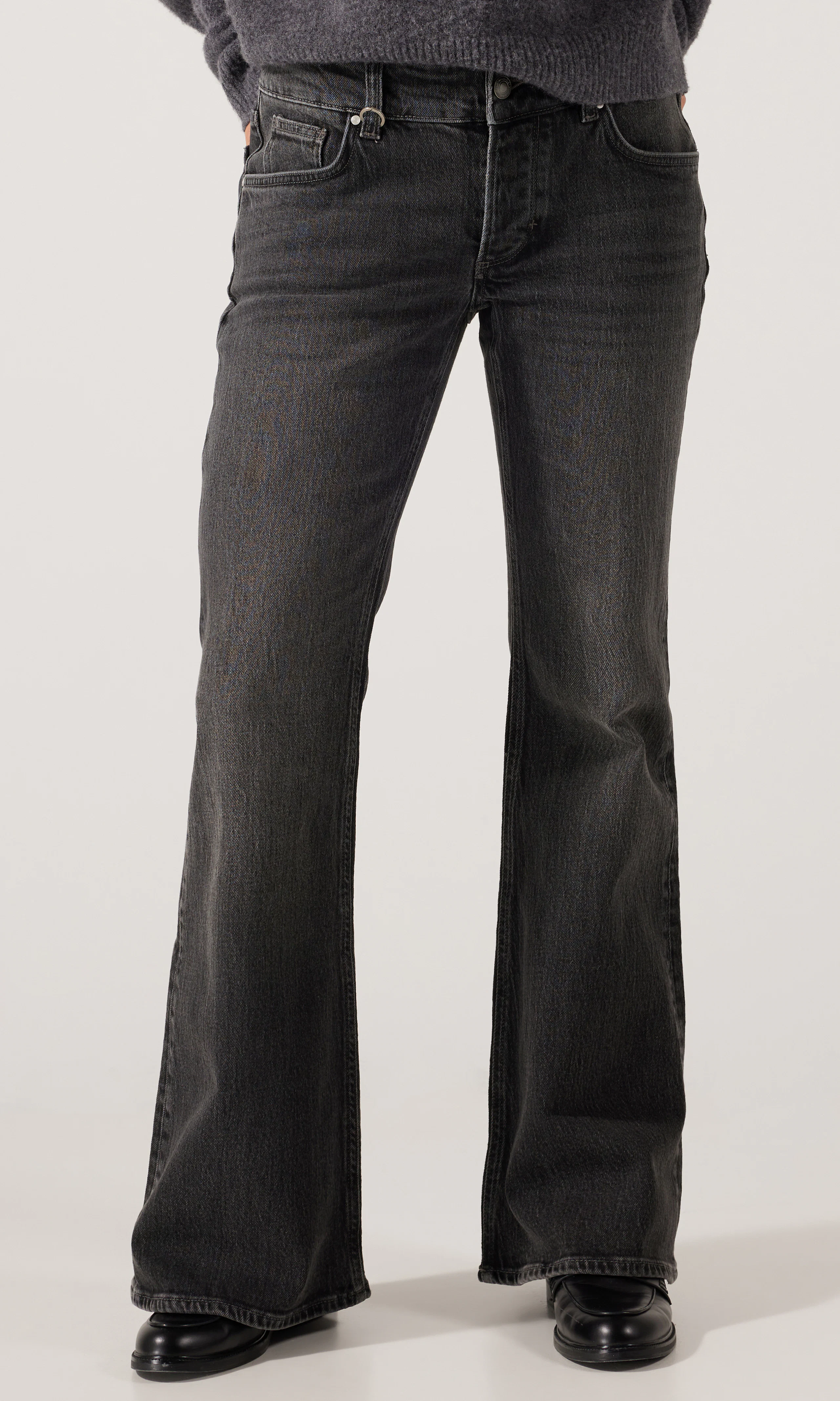 Hanne Bell Vasket Svart Jeans. Front. Model.