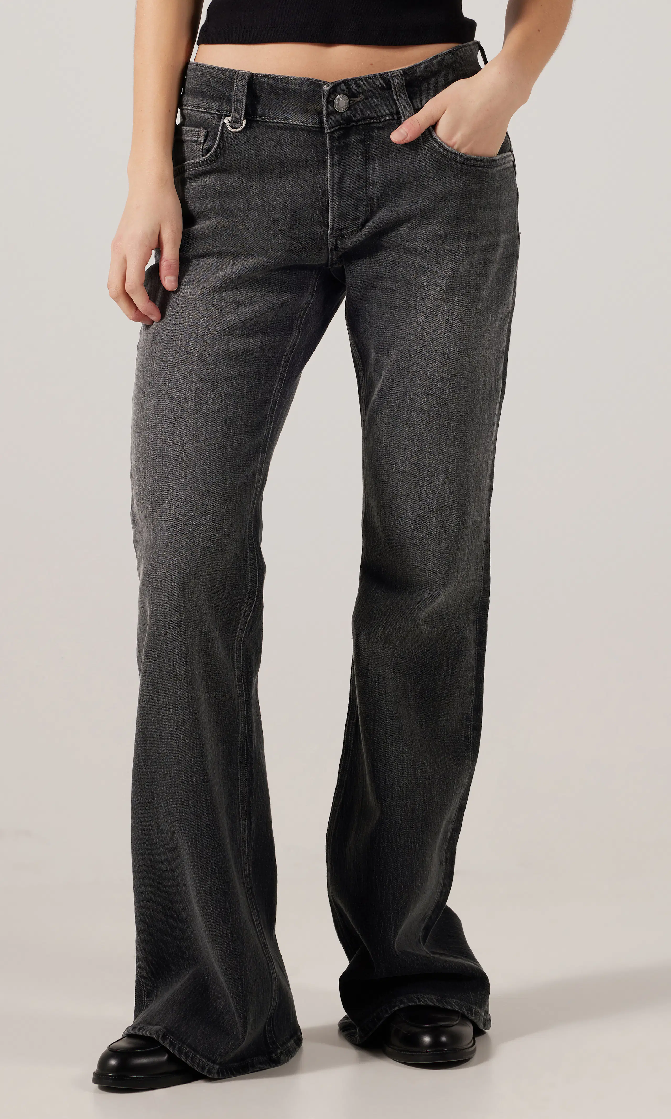 Hanne Bell Vasket Svart Jeans. Front. Model.
