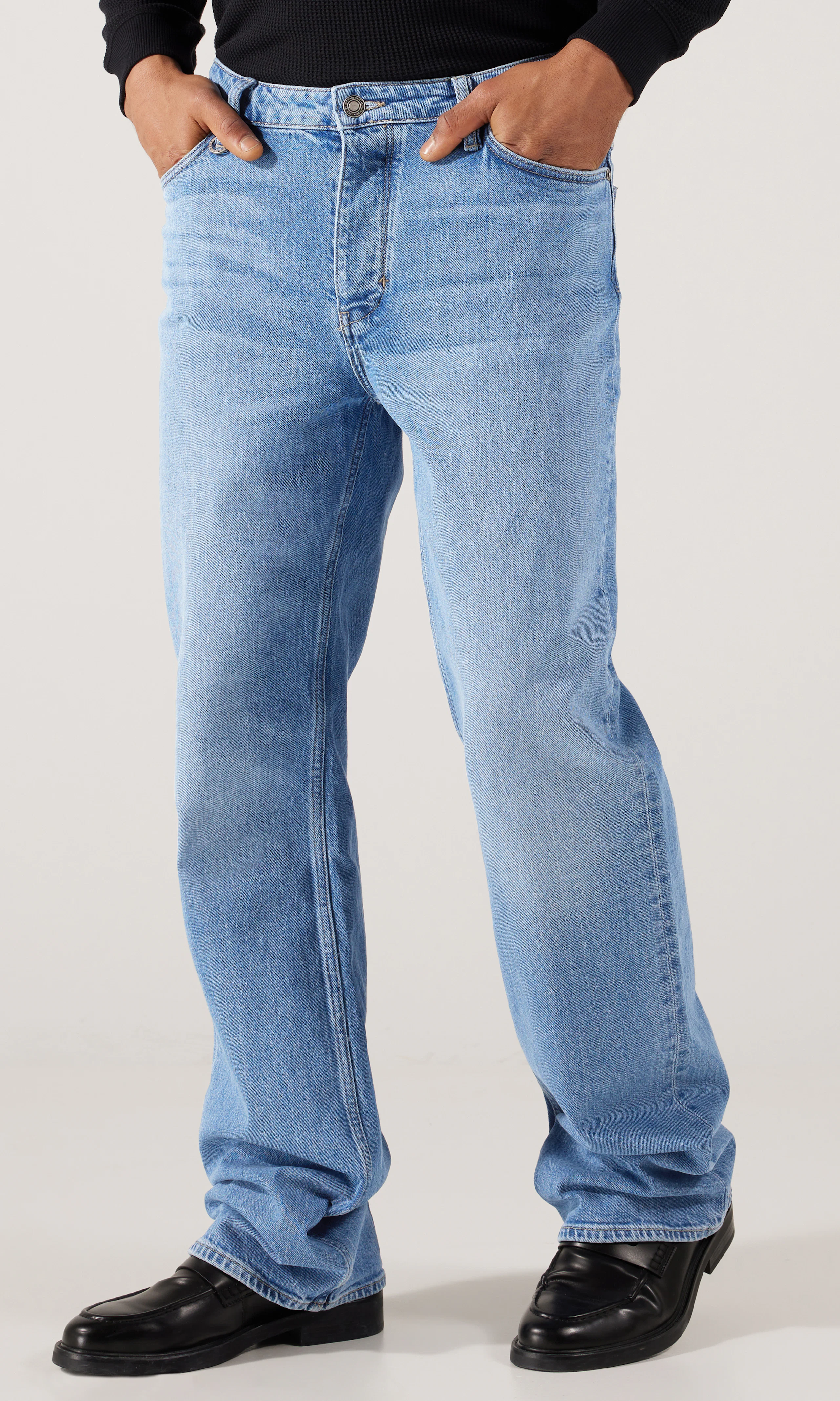 Julian Flare Lys Blå Jeans. Front. Model.