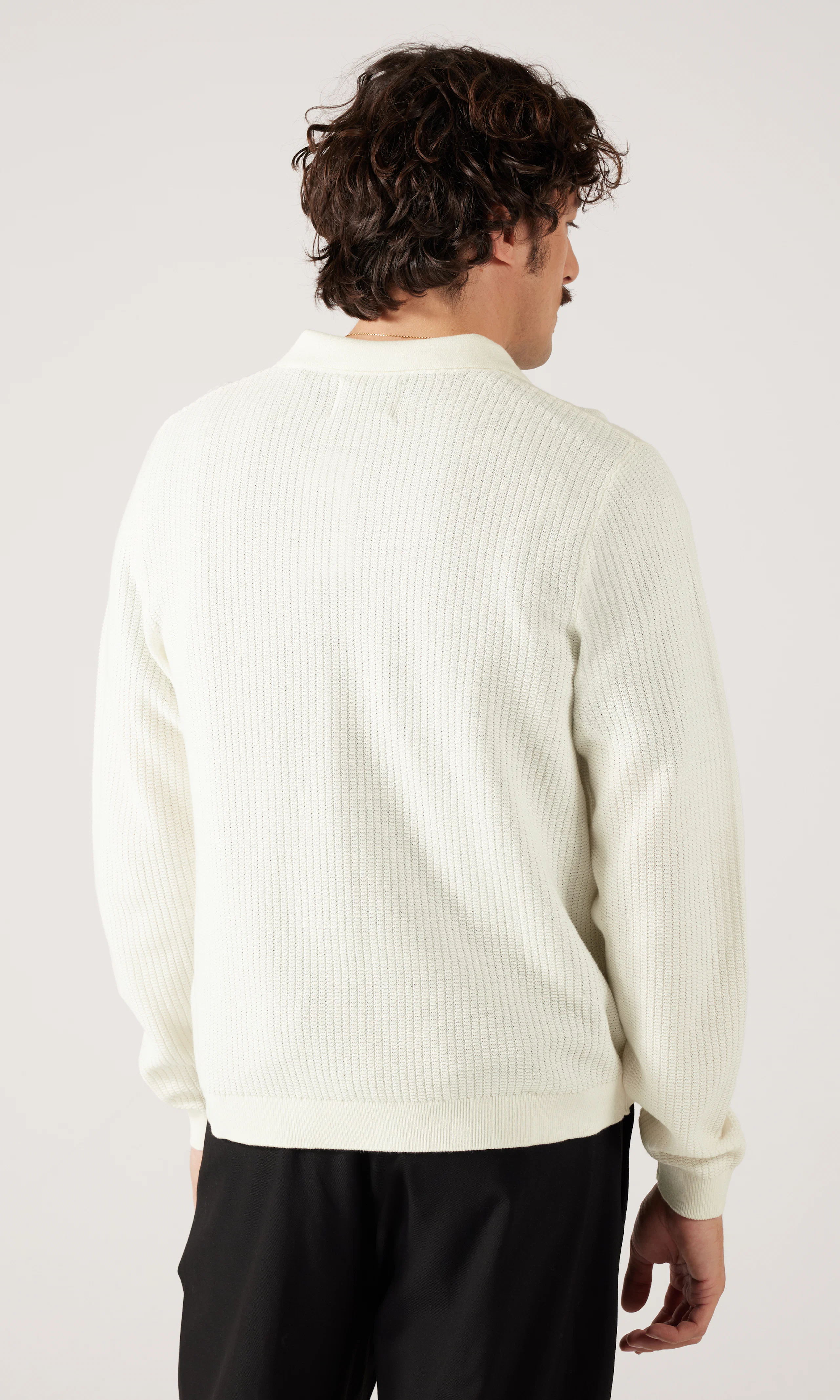 Elio Tröja. Back. Model.