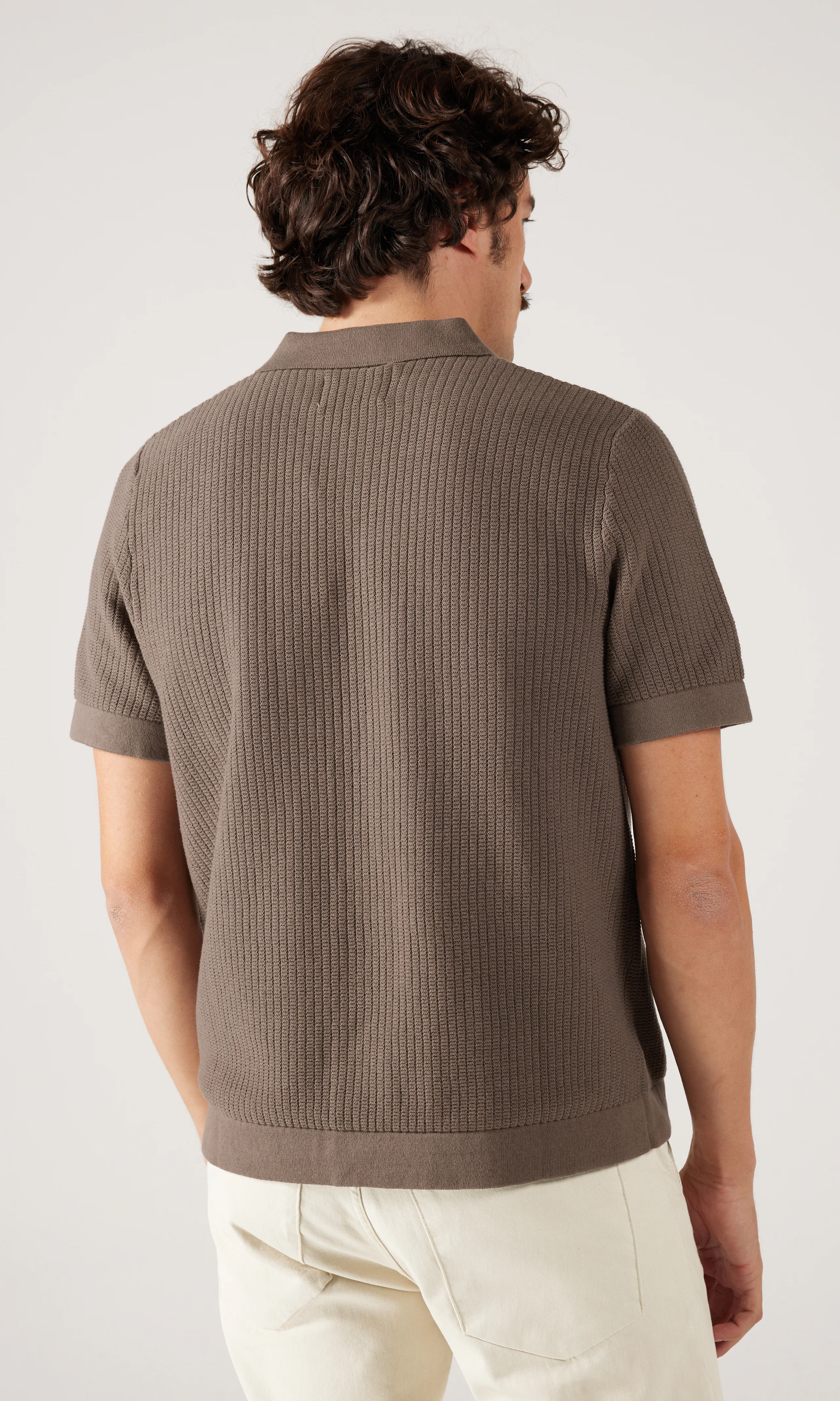 Cove Stickad Skjorta. Back. Model.