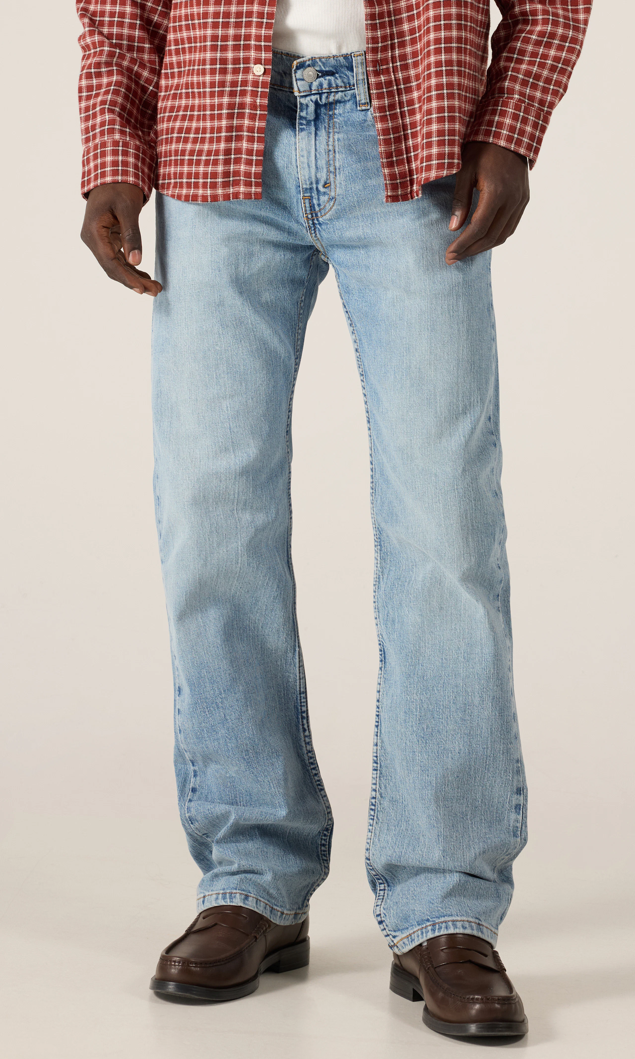 527™ Slim Bootcut Ljusblå Jeans. Front. Model.