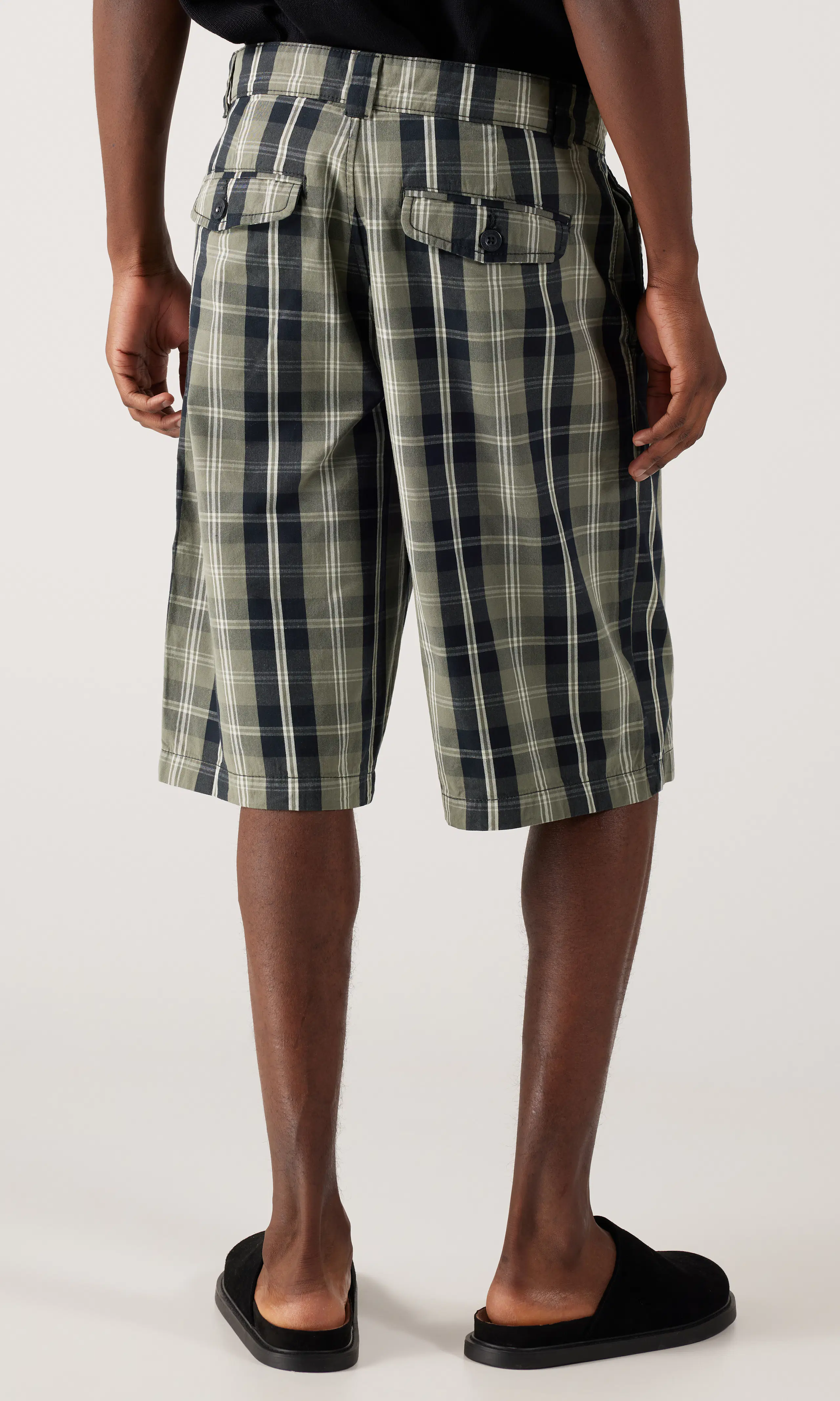 Theros Shortsit. Back. Model.
