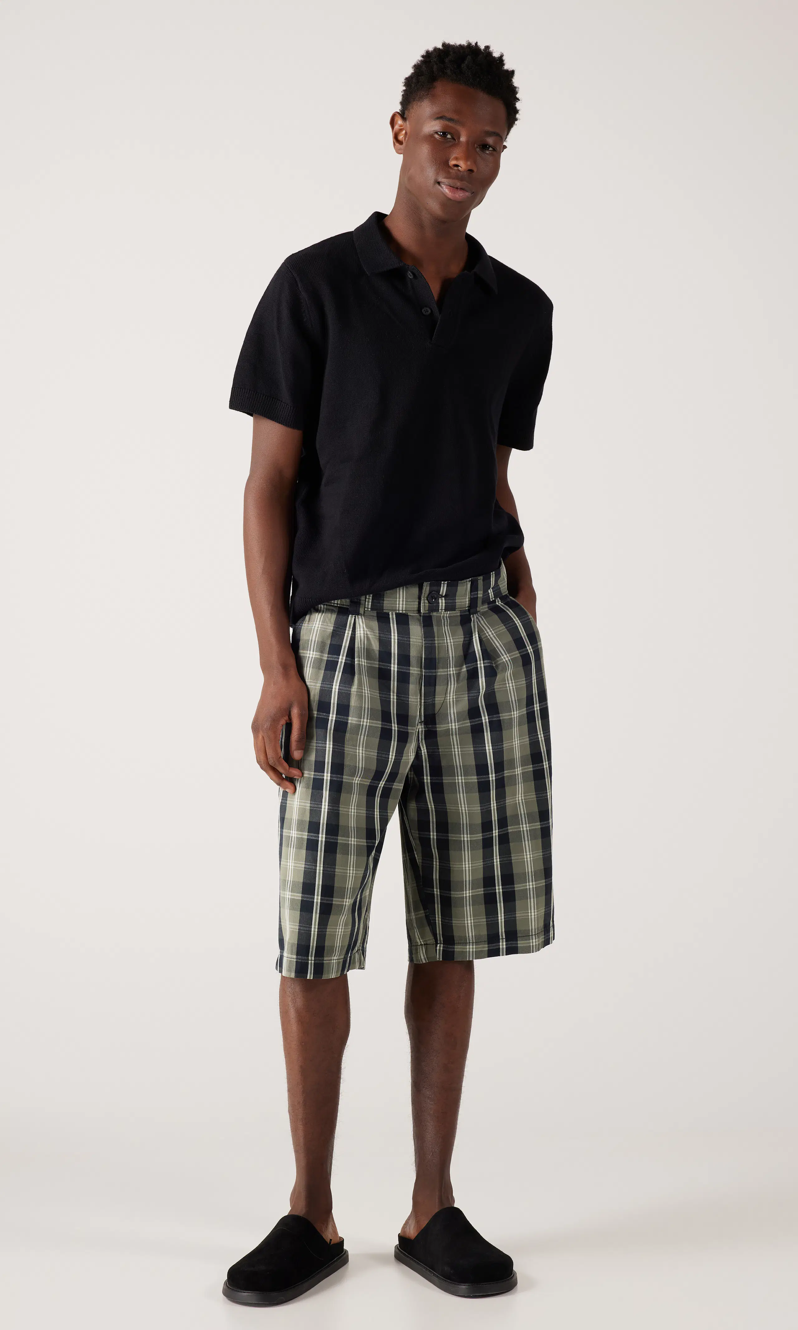 Theros Shortsit. Front 1. Model.