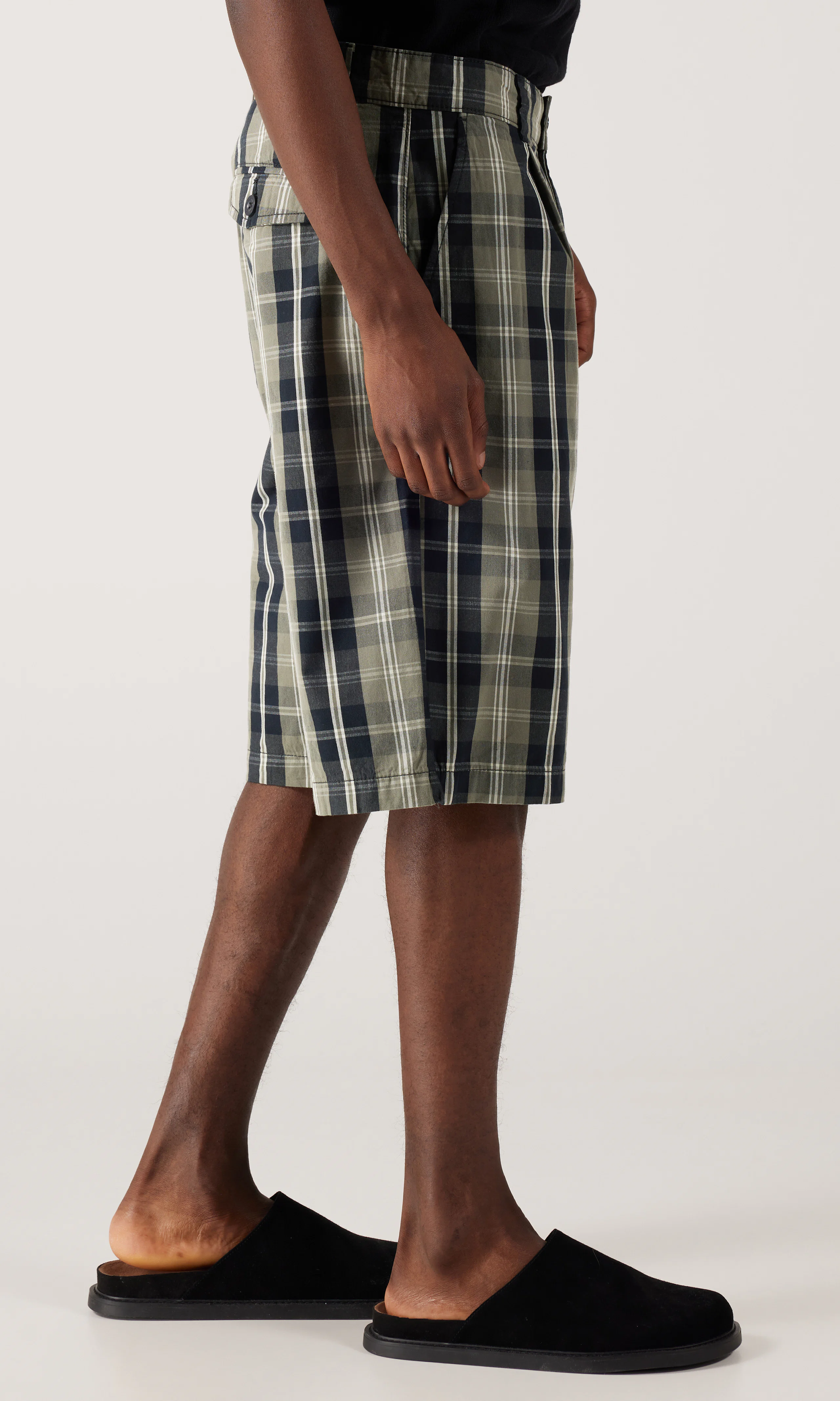 Theros Shortsit. Front 2. Model.
