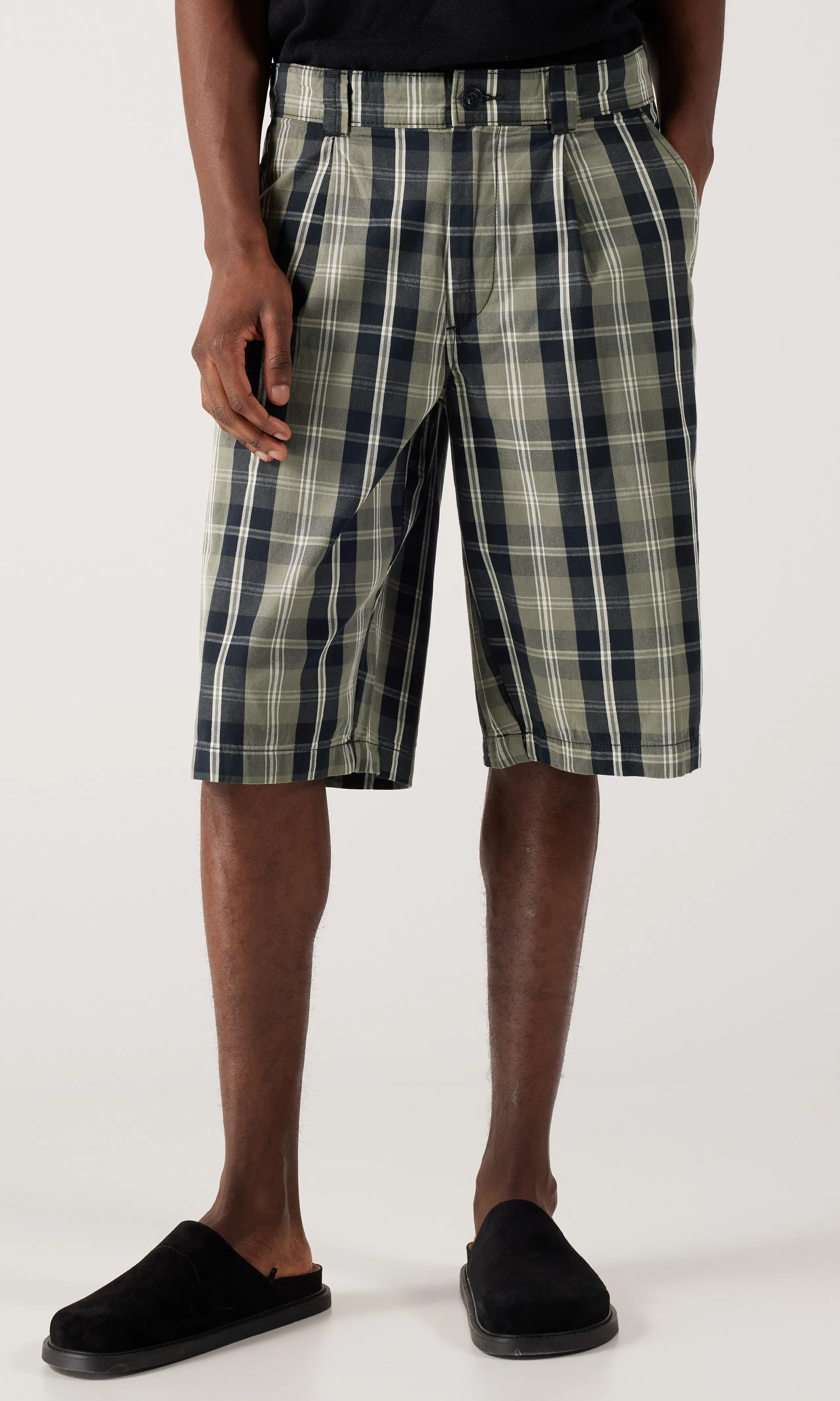 Theros Shortsit. Front. Model.