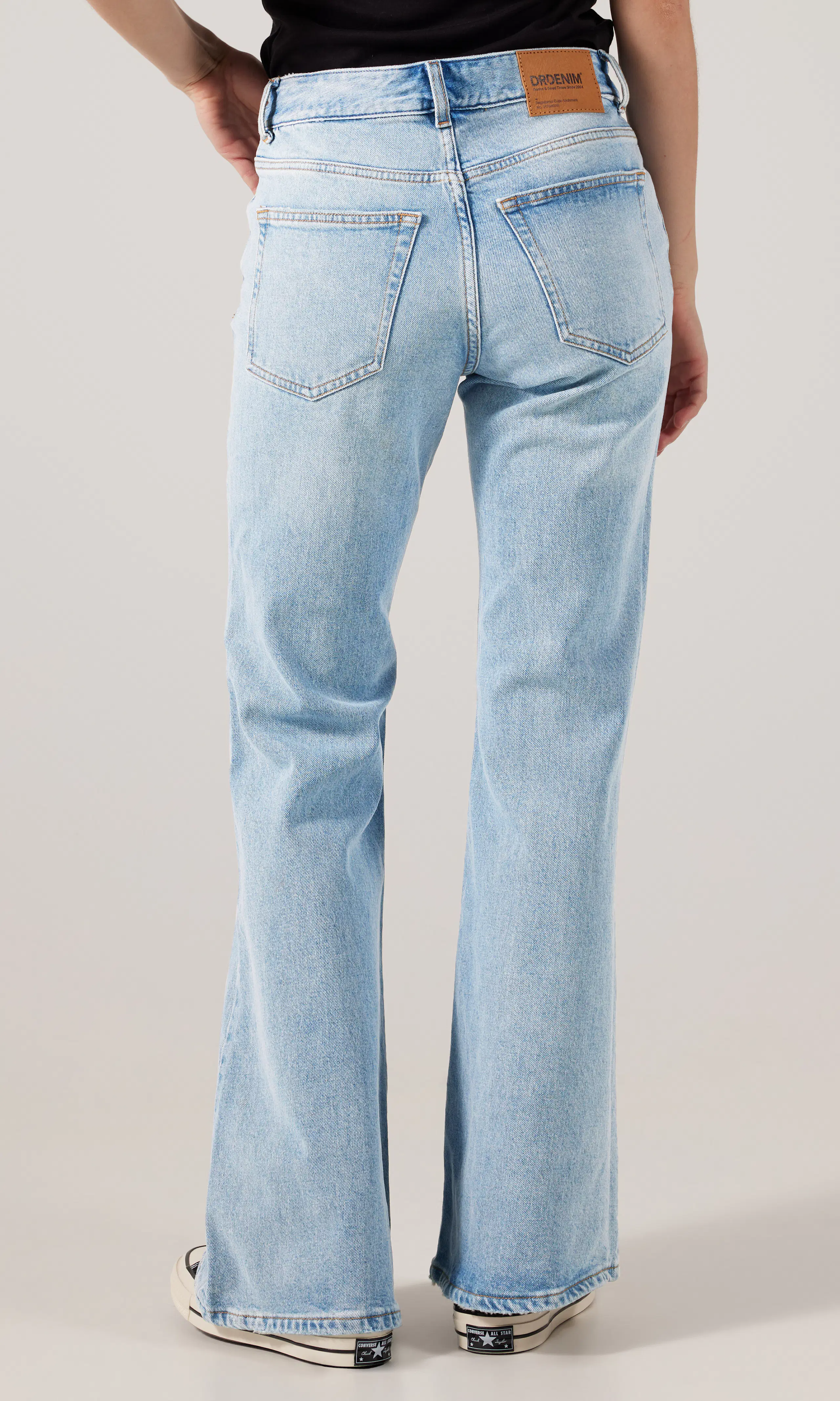 Elba Mid Bootcut Ljusblå Jeans. Back. Model.
