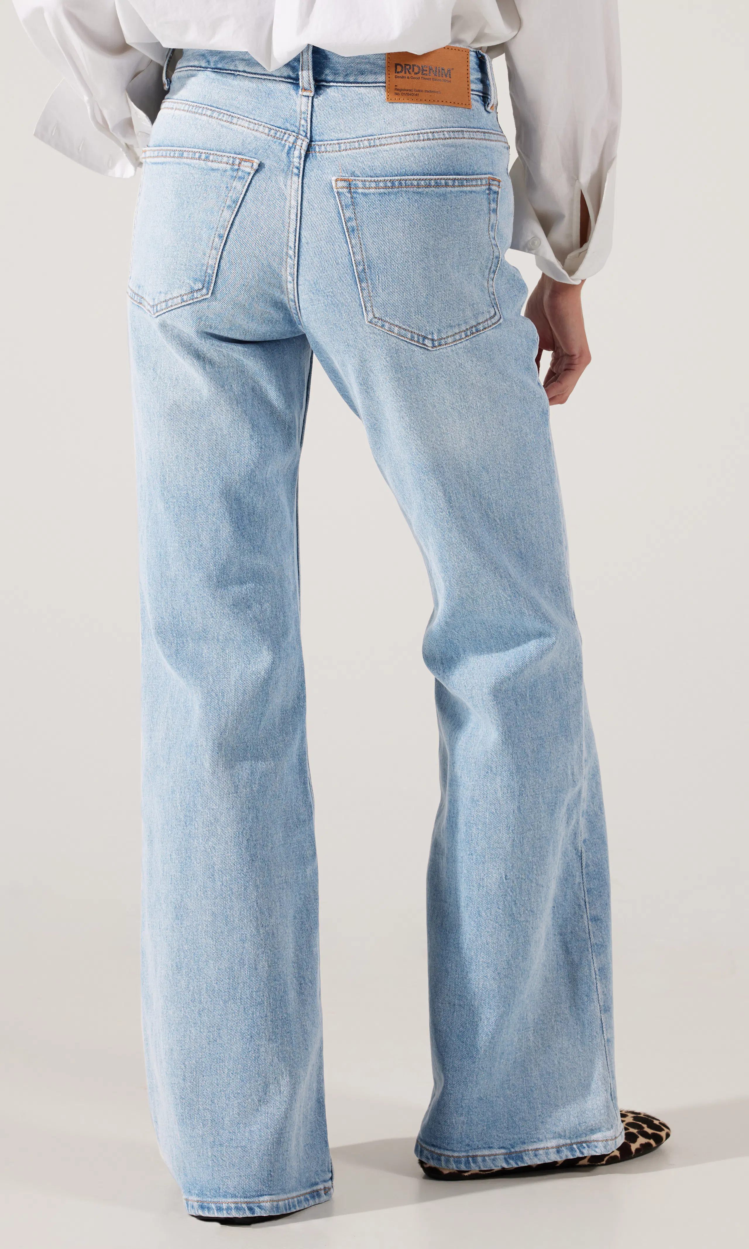 Elba Mid Bootcut Ljusblå Jeans. Back. Model.