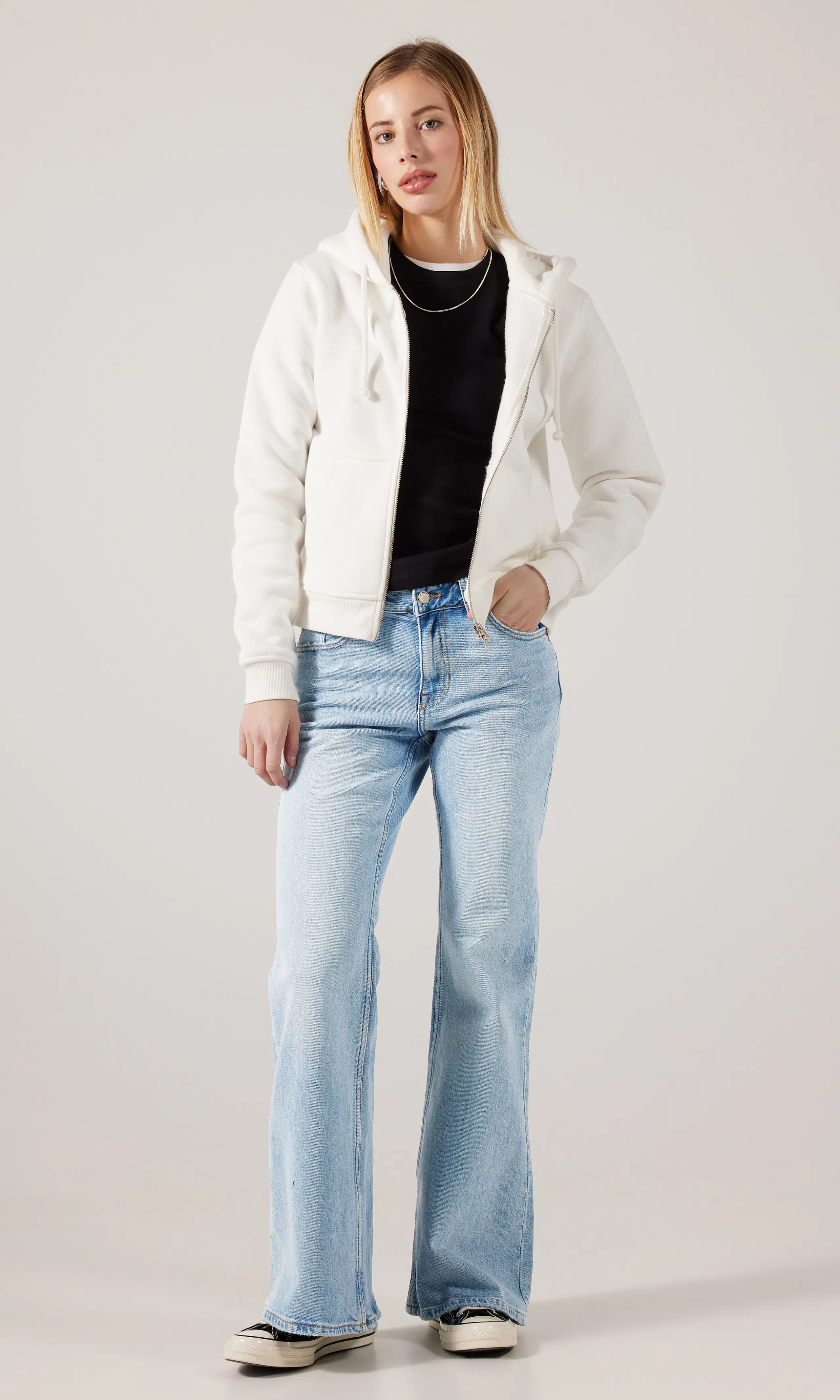 Elba Mid Bootcut Ljusblå Jeans. Front 1. Model.