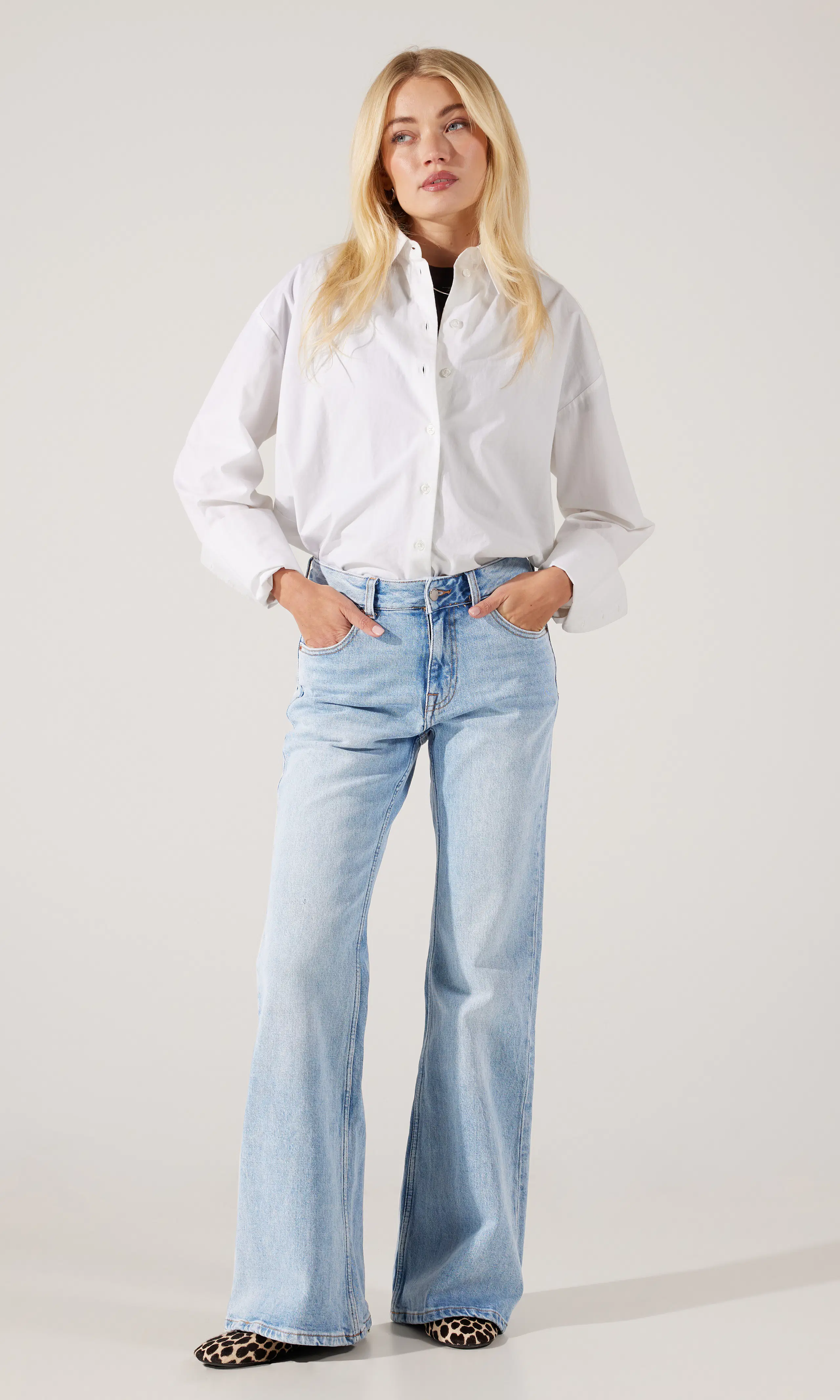 Elba Mid Bootcut Ljusblå Jeans. Front 1. Model.