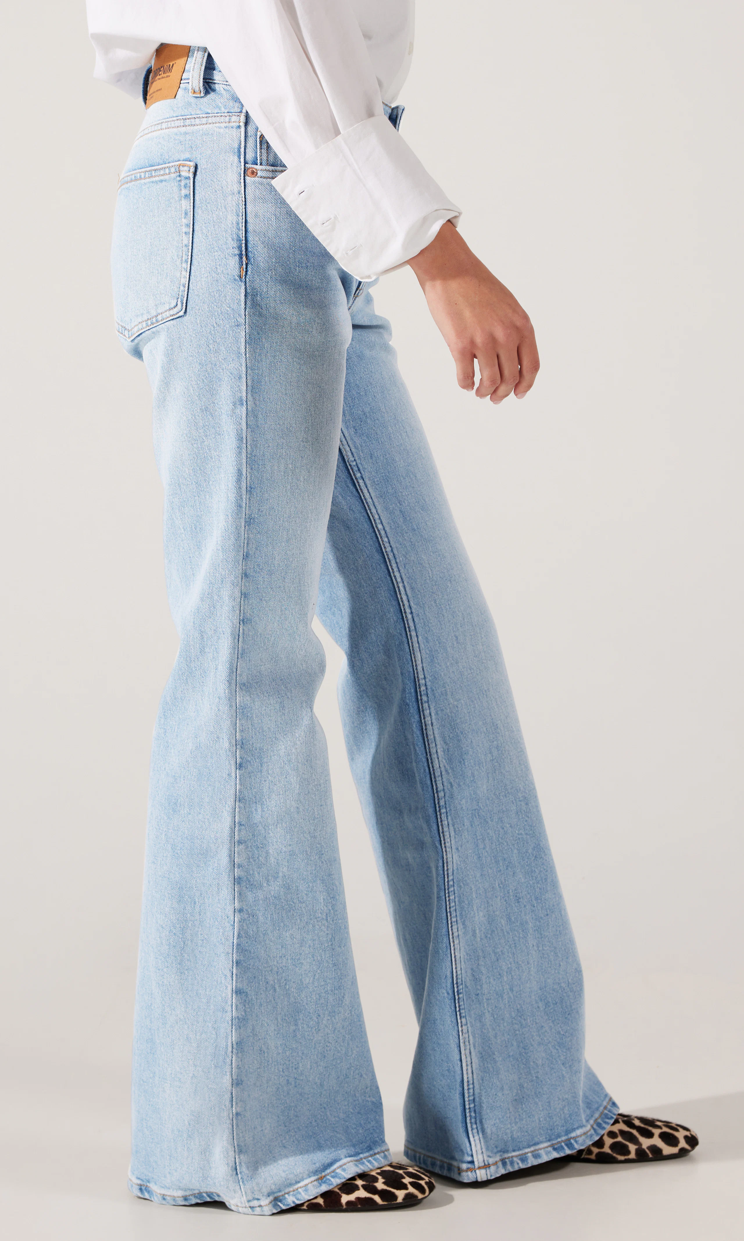 Elba Mid Bootcut Ljusblå Jeans. Front 2. Model.